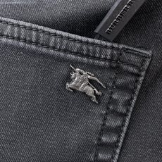 Burberry巴宝莉春夏新品牛仔 客供高级进口的丹宁原色面料,重磅环保植物酵素水洗工艺,提供了绝佳的舒 Burberry巴宝莉春夏新品牛仔 客供高级进口的丹宁原色面料,重磅环保植物酵素水洗工艺,提供了绝佳的舒