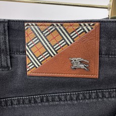 Burberry巴宝莉春夏新品牛仔 客供高级进口的丹宁原色面料,重磅环保植物酵素水洗工艺,提供了绝佳的舒 Burberry巴宝莉春夏新品牛仔 客供高级进口的丹宁原色面料,重磅环保植物酵素水洗工艺,提供了绝佳的舒