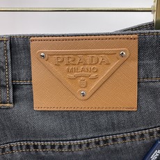 Prada普拉达春夏新品牛仔 客供高级进口的丹宁原色面料,重磅环保植物酵素水洗工艺,提供了绝佳的舒适体验 Prada普拉达春夏新品牛仔 客供高级进口的丹宁原色面料,重磅环保植物酵素水洗工艺,提供了绝佳的舒适体验