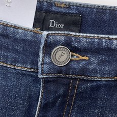 Dior迪奥春夏新品牛仔 客供高级进口的丹宁原色面料,重磅环保植物酵素水洗工艺,提供了绝佳的舒适体验,通 Dior迪奥春夏新品牛仔 客供高级进口的丹宁原色面料,重磅环保植物酵素水洗工艺,提供了绝佳的舒适体验,通