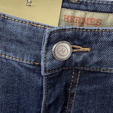 Hermes爱马仕春夏新品牛仔 客供高级进口的丹宁原色面料,重磅环保植物酵素水洗工艺,提供了绝佳的舒适体 Hermes爱马仕春夏新品牛仔 客供高级进口的丹宁原色面料,重磅环保植物酵素水洗工艺,提供了绝佳的舒适体