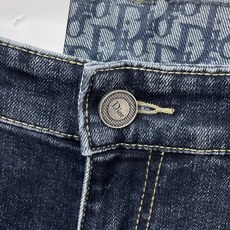 Dior迪奥春夏新品牛仔 客供高级进口的丹宁原色面料,重磅环保植物酵素水洗工艺,提供了绝佳的舒适体验,通 Dior迪奥春夏新品牛仔 客供高级进口的丹宁原色面料,重磅环保植物酵素水洗工艺,提供了绝佳的舒适体验,通