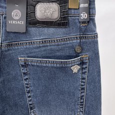 Versace范思哲春夏新品牛仔 客供高级进口的丹宁原色面料,重磅环保植物酵素水洗工艺,提供了绝佳的舒适 Versace范思哲春夏新品牛仔 客供高级进口的丹宁原色面料,重磅环保植物酵素水洗工艺,提供了绝佳的舒适