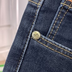 Hermes爱马仕春夏新品天丝牛仔 客供高级进口的丹宁原色面料,重磅环保植物酵素水洗工艺,提供了绝佳的舒 Hermes爱马仕春夏新品天丝牛仔 客供高级进口的丹宁原色面料,重磅环保植物酵素水洗工艺,提供了绝佳的舒