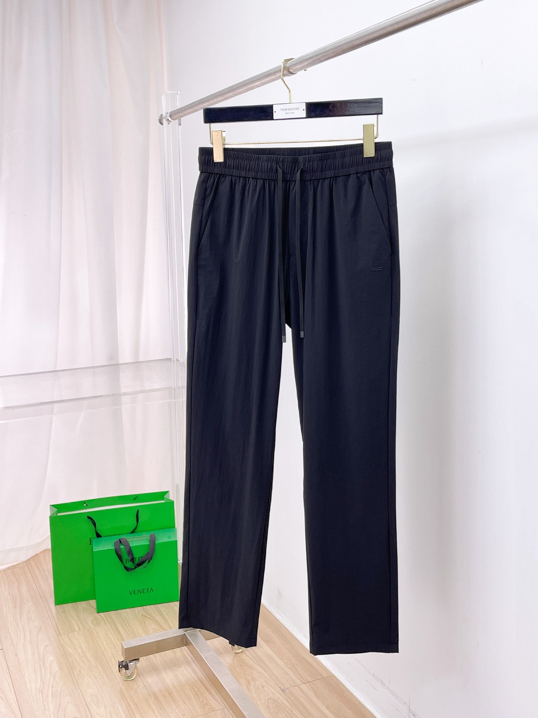 NO:833236,Zegna Zegna's 2026 spring and summer new men's boutique casual pants are top imported nylon quick-drying fabric casual pants. You can definitely close your eyes. These pants are very versatile and have an elastic waist. They can be worn for daily work and outdoor sports. They are the perfect combination of fashion, leisure and outdoor sports, so they are your best choice whether you wear them daily or outdoors. Sizes 29-38,,zegna,19860909Zegna杰尼亚2026春夏新品男士精品休闲裤 顶级进口锦纶速干面料休闲裤, 绝对可以闭眼收的一款 此款裤子非常百搭,弹力腰围,日常上班 户外运动都可以穿着,是时尚休闲与户外运动的完美结合,所以无论您平时穿或者户外穿都是您的最佳选择. 尺码29-38,,zegna,,Men's clothing