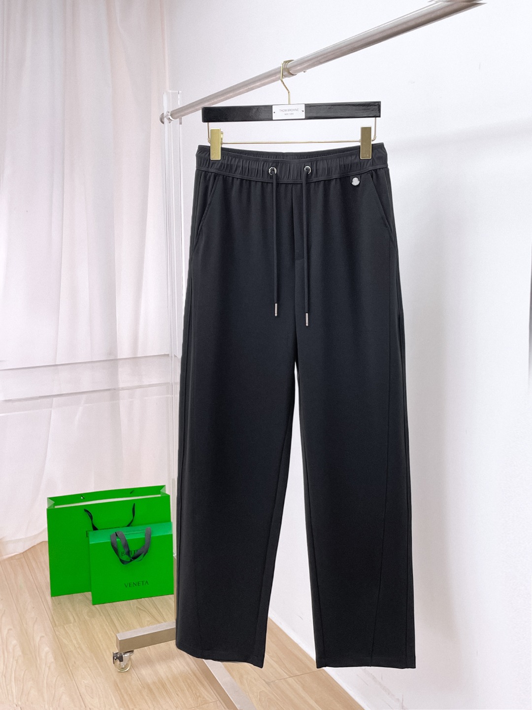 NO:833294,MONCLER Mouth Mouth 26SS new spring and summer drawstring casual pants. These pants adopt the design of big brands to create a fashionable and trendy feel. The details are exquisitely processed, showing super high quality!  This trousers is made of imported nylon supplied by customers. The fabric feels silky and refreshing, has a super light texture, and has extremely strong breathability and moisture absorption properties. It is very cool and comfortable to wear in summer and will not feel stuffy. Such high-end fabrics are not comparable to those of low-end products on the market!  Just close your eyes and stop!  Size 29-38,,Moncler,19860909MONCLER蒙口26SS春夏新款抽绳休闲裤,这款裤采用大牌的设计打造时尚潮流感,细节处理精致到位,展现超高的品质！ 这款裤装采用客供进口锦纶制成,面料手感丝滑清爽,超级轻薄的质感,透气与吸湿性能极为强大,夏天穿着非常凉爽舒适,不会觉得闷热,如此高端的面料不是一般市面LOW可以媲美的！赶紧闭眼收吧！尺码29-38,,Moncler,,Men's clothing