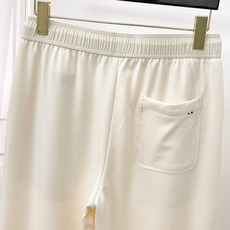 MONCLER蒙口26SS春夏新款抽绳休闲裤,这款裤采用大牌的设计打造时尚潮流感,细节处理精致到位,展现 MONCLER蒙口26SS春夏新款抽绳休闲裤,这款裤采用大牌的设计打造时尚潮流感,细节处理精致到位,展现