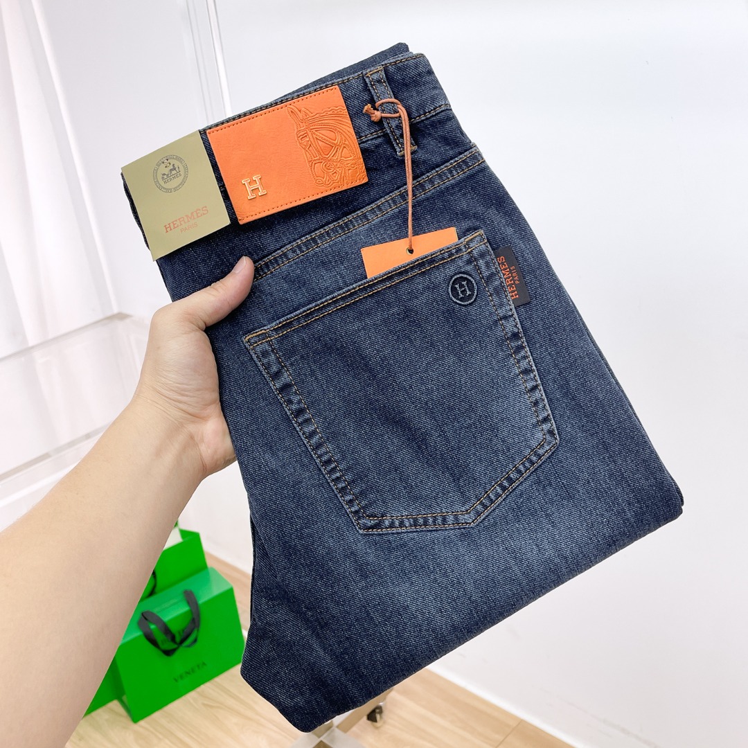 NO:833245,Hermes' new spring and summer denim products provide customers with high-grade imported denim original color fabrics and a heavy-duty environmentally friendly plant enzyme washing process, which provides an excellent comfortable experience without any damage from any technical elements, retaining the purest denim color!  The details throughout the body are perfect, exquisite and sophisticated. The latest leather label on the waist highlights the brand's characteristics. The hardware accessories, leather label and wiring all reflect the craftsmanship!  The silhouette is perfectly tailored and has an excellent butt lift and slimming effect. It can be easily matched with any top in the wardrobe. It has wide compatibility and is suitable for various daily wear. The upper body is full of style!  Size 30-40 Yes 35 No 37.39,,hermes,hermes,19860909Hermes爱马仕春夏新品牛仔 客供高级进口的丹宁原色面料,重磅环保植物酵素水洗工艺,提供了绝佳的舒适体验,通身无任何工艺元素破坏,保留了最纯粹的丹宁本色！通身细节完美如斯,精湛且考究,最新的腰部皮标彰显了品牌特质,五金配件、皮标、走线无不体现出匠心工艺！版型剪裁完美,提臀修身效果绝佳,可轻松横扫衣橱任何的上装搭配,兼容性广泛,满足于日常各种穿搭,上身型款十足！ 尺码30-40 有35 无37.39,,hermes,hermes,,Men's clothing
