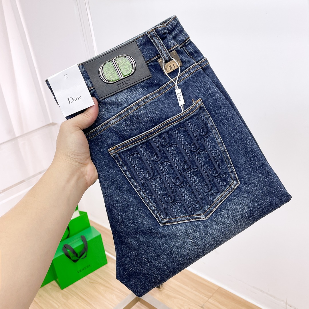 NO:833239,Dior Dior's new spring and summer denim provides customers with high-grade imported denim original color fabrics and a heavy-duty environmentally friendly plant enzyme washing process, which provides an excellent comfortable experience without any damage to the craftsmanship elements and retains the purest denim color!  The details throughout the body are perfect, exquisite and sophisticated. The latest leather label on the waist highlights the brand's characteristics. The hardware accessories, leather label and wiring all reflect the craftsmanship!  The silhouette is perfectly tailored and has an excellent butt lift and slimming effect. It can be easily matched with any top in the wardrobe. It has wide compatibility and is suitable for various daily wear. The upper body is full of style!  Size 30-40 Yes 35 No 37.39,,dior,dior,19860909Dior迪奥春夏新品牛仔 客供高级进口的丹宁原色面料,重磅环保植物酵素水洗工艺,提供了绝佳的舒适体验,通身无任何工艺元素破坏,保留了最纯粹的丹宁本色！通身细节完美如斯,精湛且考究,最新的腰部皮标彰显了品牌特质,五金配件、皮标、走线无不体现出匠心工艺！版型剪裁完美,提臀修身效果绝佳,可轻松横扫衣橱任何的上装搭配,兼容性广泛,满足于日常各种穿搭,上身型款十足！ 尺码30-40 有35 无37.39,,dior,dior,,Men's clothing