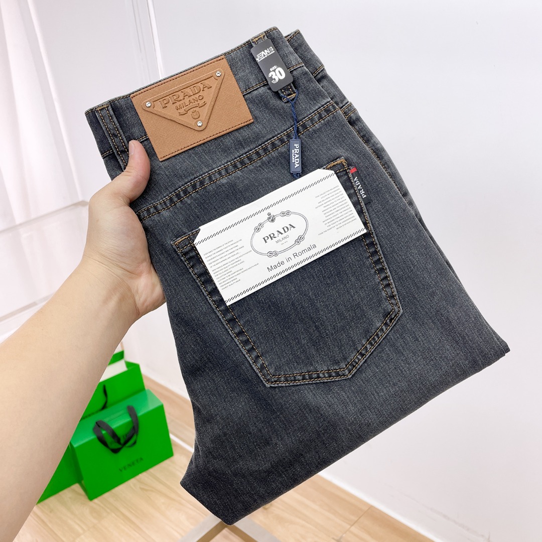 NO:833234,Prada's new spring and summer denim products provide customers with high-grade imported denim original color fabrics and a heavy-duty environmentally friendly plant enzyme washing process, which provides an excellent comfortable experience without any damage from any technological elements, retaining the purest denim color!  The details throughout the body are perfect, exquisite and sophisticated. The latest leather label on the waist highlights the brand's characteristics. The hardware accessories, leather label and wiring all reflect the craftsmanship!  The silhouette is perfectly tailored and has an excellent butt lift and slimming effect. It can be easily matched with any top in the wardrobe. It has wide compatibility and is suitable for various daily wear. The upper body is full of style!  Size 30-40 Yes 35 No 37.39,,prada,prada,19860909Prada普拉达春夏新品牛仔 客供高级进口的丹宁原色面料,重磅环保植物酵素水洗工艺,提供了绝佳的舒适体验,通身无任何工艺元素破坏,保留了最纯粹的丹宁本色！通身细节完美如斯,精湛且考究,最新的腰部皮标彰显了品牌特质,五金配件、皮标、走线无不体现出匠心工艺！版型剪裁完美,提臀修身效果绝佳,可轻松横扫衣橱任何的上装搭配,兼容性广泛,满足于日常各种穿搭,上身型款十足！ 尺码30-40 有35 无37.39,,prada,prada,,Men's clothing