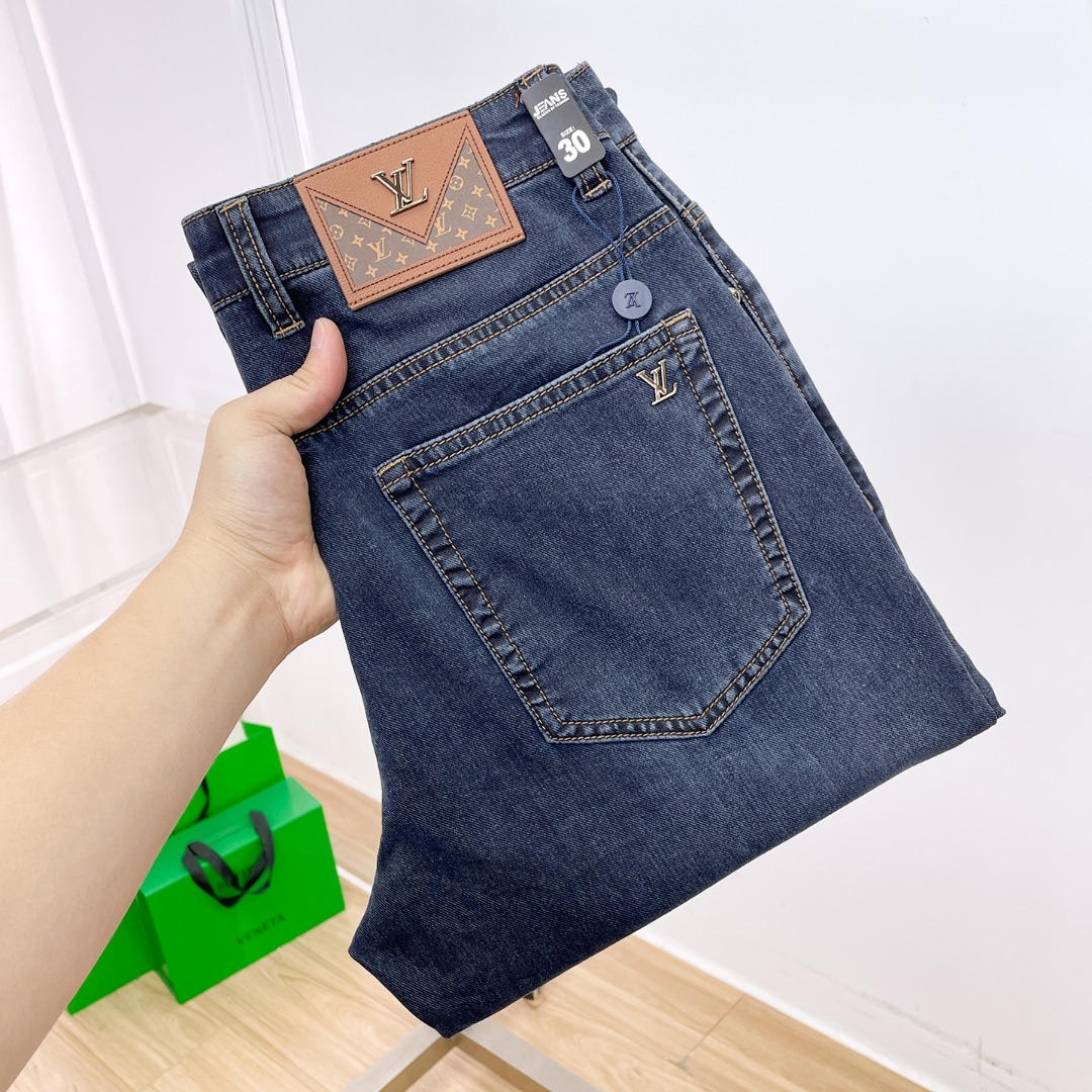 NO:833290,Lujia's new spring and summer denim products provide customers with high-grade imported denim original color fabrics and a heavy-duty environmentally friendly plant enzyme washing process, which provides an excellent comfortable experience without any damage from any technological elements, retaining the purest denim color!  The details throughout the body are perfect, exquisite and sophisticated. The latest leather label on the waist highlights the brand's characteristics. The hardware accessories, leather label and wiring all reflect the craftsmanship!  The silhouette is perfectly tailored and has an excellent butt lift and slimming effect. It can be easily matched with any top in the wardrobe. It has wide compatibility and is suitable for various daily wear. The upper body is full of style!  Size 30-40 Available 35 No 37.39,,louis vuitton,louis vuitton,19860909驴家春夏新品牛仔 客供高级进口的丹宁原色面料,重磅环保植物酵素水洗工艺,提供了绝佳的舒适体验,通身无任何工艺元素破坏,保留了最纯粹的丹宁本色！通身细节完美如斯,精湛且考究,最新的腰部皮标彰显了品牌特质,五金配件、皮标、走线无不体现出匠心工艺！版型剪裁完美,提臀修身效果绝佳,可轻松横扫衣橱任何的上装搭配,兼容性广泛,满足于日常各种穿搭,上身型款十足！ 尺码30-40 有35 无37.39,,louis vuitton,louis vuitton,,Men's clothing