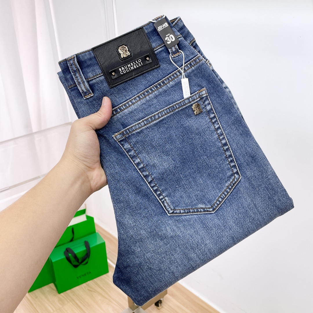 NO:833281,BC's new spring and summer denim products are supplied with high-grade imported denim original color fabrics and a heavy-duty environmentally friendly plant enzyme washing process, which provides an excellent comfortable experience. There is no damage from any technical elements throughout the body, retaining the purest denim color!  The details throughout the body are perfect, exquisite and sophisticated. The latest leather label on the waist highlights the brand's characteristics. The hardware accessories, leather label and wiring all reflect the craftsmanship!  The silhouette is perfectly tailored and has an excellent butt lift and slimming effect. It can be easily matched with any top in the wardrobe. It has wide compatibility and is suitable for various daily wear. The upper body is full of style!  Size 30-40 Yes 35 No 37.39,,19860909BC春夏新品牛仔 客供高级进口的丹宁原色面料,重磅环保植物酵素水洗工艺,提供了绝佳的舒适体验,通身无任何工艺元素破坏,保留了最纯粹的丹宁本色！通身细节完美如斯,精湛且考究,最新的腰部皮标彰显了品牌特质,五金配件、皮标、走线无不体现出匠心工艺！版型剪裁完美,提臀修身效果绝佳,可轻松横扫衣橱任何的上装搭配,兼容性广泛,满足于日常各种穿搭,上身型款十足！ 尺码30-40 有35 无37.39,,,Men's clothing