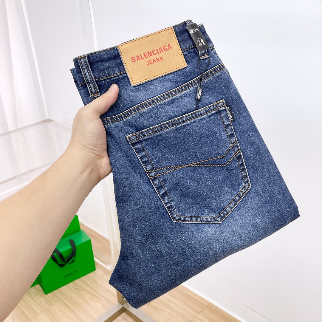 NO:833255,Balenciaga's new spring and summer denim products provide customers with high-grade imported denim original color fabrics and a heavy-duty environmentally friendly plant enzyme washing process, which provides an excellent comfortable experience. There is no damage from any technological elements throughout the body, retaining the purest denim color!  The details throughout the body are perfect, exquisite and sophisticated. The latest leather label on the waist highlights the brand's characteristics. The hardware accessories, leather label and wiring all reflect the craftsmanship!  The silhouette is perfectly tailored and has an excellent butt lift and slimming effect. It can be easily matched with any top in the wardrobe. It has wide compatibility and is suitable for various daily wear. The upper body is full of style!  Size 30-40 Yes 35 No 37.39,,balenciaga,balenciaga,19860909Balenciaga巴黎世家春夏新品牛仔 客供高级进口的丹宁原色面料,重磅环保植物酵素水洗工艺,提供了绝佳的舒适体验,通身无任何工艺元素破坏,保留了最纯粹的丹宁本色！通身细节完美如斯,精湛且考究,最新的腰部皮标彰显了品牌特质,五金配件、皮标、走线无不体现出匠心工艺！版型剪裁完美,提臀修身效果绝佳,可轻松横扫衣橱任何的上装搭配,兼容性广泛,满足于日常各种穿搭,上身型款十足！ 尺码30-40 有35 无37.39,,balenciaga,balenciaga,,Men's clothing