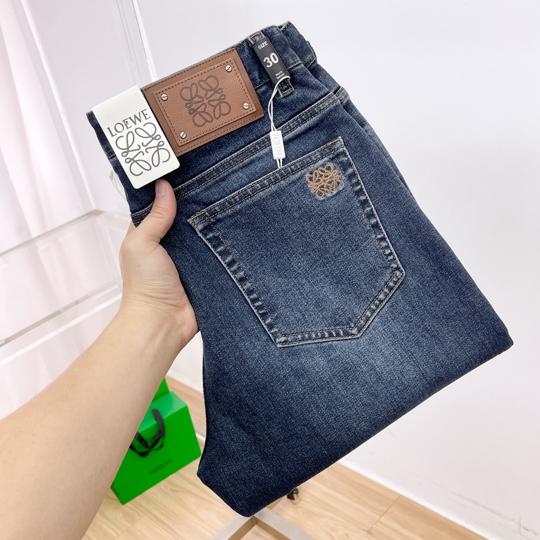 NO:833241,Loewe's new spring and summer denim products provide customers with high-grade imported denim original color fabrics and a heavy-duty environmentally friendly plant enzyme washing process, which provides an excellent comfortable experience. There is no damage from any technical elements throughout the body, retaining the purest denim color!  The details throughout the body are perfect, exquisite and sophisticated. The latest leather label on the waist highlights the brand's characteristics. The hardware accessories, leather label and wiring all reflect the craftsmanship!  The silhouette is perfectly tailored and has an excellent butt lift and slimming effect. It can be easily matched with any top in the wardrobe. It has wide compatibility and is suitable for various daily wear. The upper body is full of style!  Size 30-40 Yes 35 No 37.39,,loewe,loewe,19860909Loewe罗意威春夏新品牛仔 客供高级进口的丹宁原色面料,重磅环保植物酵素水洗工艺,提供了绝佳的舒适体验,通身无任何工艺元素破坏,保留了最纯粹的丹宁本色！通身细节完美如斯,精湛且考究,最新的腰部皮标彰显了品牌特质,五金配件、皮标、走线无不体现出匠心工艺！版型剪裁完美,提臀修身效果绝佳,可轻松横扫衣橱任何的上装搭配,兼容性广泛,满足于日常各种穿搭,上身型款十足！ 尺码30-40 有35 无37.39,,loewe,loewe,,Men's clothing