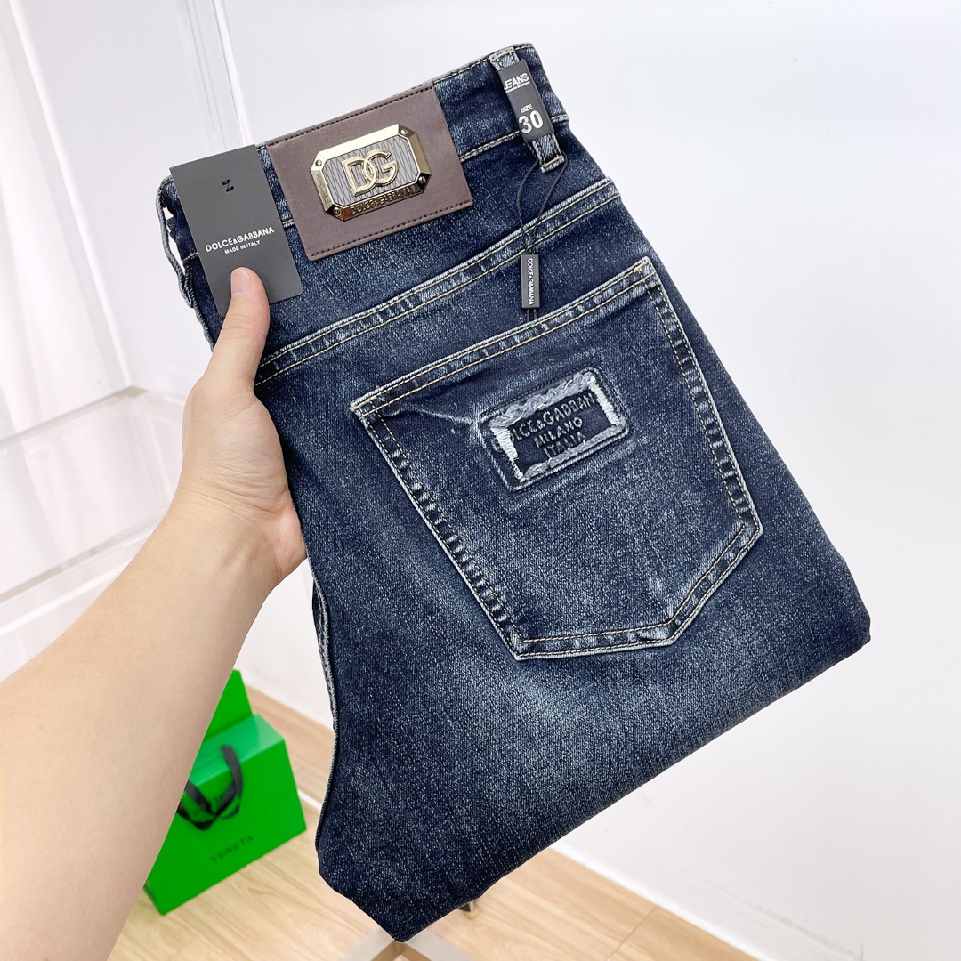 NO:833247,Dolce&Gabbana's new spring and summer denim products provide customers with high-grade imported denim original color fabrics and a heavy-duty environmentally friendly plant enzyme washing process, which provides an excellent comfortable experience. There is no damage from any technological elements throughout the body, retaining the purest denim color!  The details throughout the body are perfect, exquisite and sophisticated. The latest leather label on the waist highlights the brand's characteristics. The hardware accessories, leather label and wiring all reflect the craftsmanship!  The silhouette is perfectly tailored and has an excellent butt lift and slimming effect. It can be easily matched with any top in the wardrobe. It has wide compatibility and is suitable for various daily wear. The upper body is full of style!  Size 30-40 Yes 35 No 37.39,,Dolce&Gabbana,Dolce&Gabbana,19860909Dolce&Gabbana杜嘉班纳春夏新品牛仔 客供高级进口的丹宁原色面料,重磅环保植物酵素水洗工艺,提供了绝佳的舒适体验,通身无任何工艺元素破坏,保留了最纯粹的丹宁本色！通身细节完美如斯,精湛且考究,最新的腰部皮标彰显了品牌特质,五金配件、皮标、走线无不体现出匠心工艺！版型剪裁完美,提臀修身效果绝佳,可轻松横扫衣橱任何的上装搭配,兼容性广泛,满足于日常各种穿搭,上身型款十足！ 尺码30-40 有35 无37.39,,Dolce&Gabbana,Dolce&Gabbana,,Men's clothing
