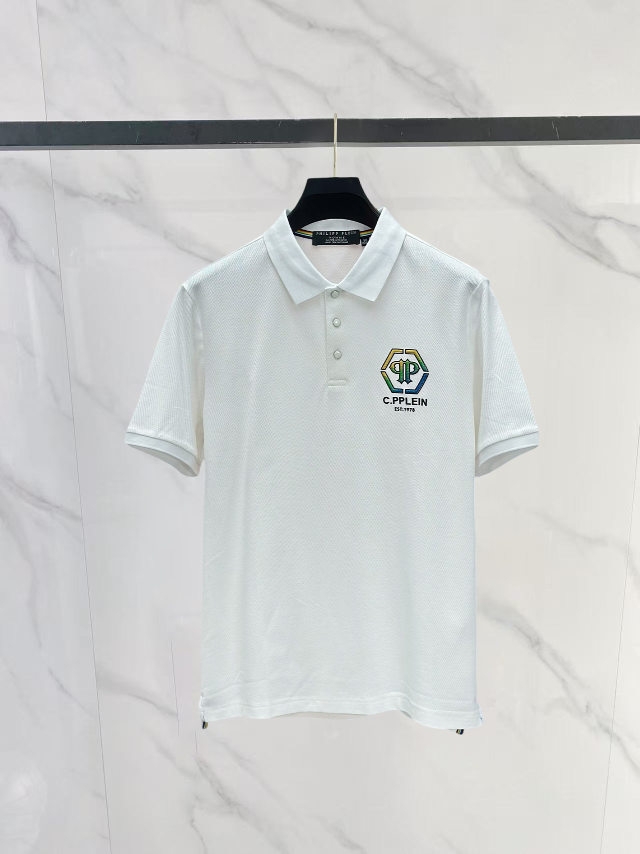 NO:843026,pp Philip pp spring and summer new polo collar short-sleeved series. Selected top-quality mesh piqué cotton fabrics, complete with three standards!  Designed with fashionable big-name elements and logos, the upper body has a great shape, and the fabric is fine, comfortable and breathable. It looks great with any combination and is a must-have for fashionable men!  Size M-3XL,,PHILIPP PLEIN,T-shirt,19860909pp菲利普pp春夏新款polo领短袖系列.精选顶级网眼珠地棉面料,三标齐全！时尚大牌元素logo工艺设计,上身版型超赞,面料细腻舒适透气,随意搭配都超级好看时尚型男必备款哦！ 尺码M-3XL,,PHILIPP PLEIN,T-shirt,,Men's clothing