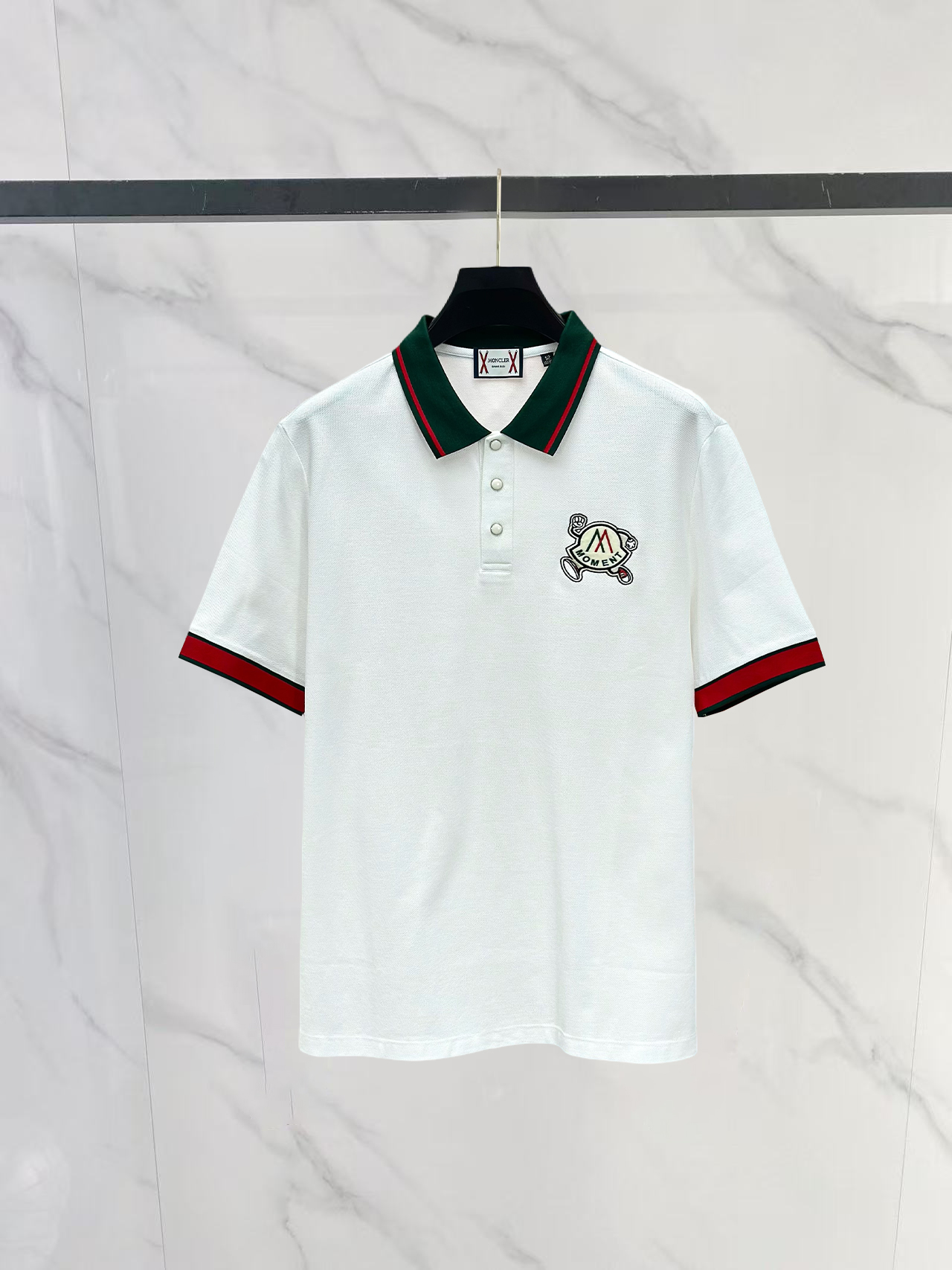 NO:843032,Moncler's new spring and summer polo collar short-sleeved series. Selected top-quality mesh piqué cotton fabrics, complete with three standards!  Designed with fashionable big-name elements and logos, the upper body has a great shape, and the fabric is fine, comfortable and breathable. It looks great with any combination and is a must-have for fashionable men!  Size M-3XL,,Moncler,T-shirt,19860909Moncler蒙口春夏新款polo领短袖系列.精选顶级网眼珠地棉面料,三标齐全！时尚大牌元素logo工艺设计,上身版型超赞,面料细腻舒适透气,随意搭配都超级好看时尚型男必备款哦！ 尺码M-3XL,,Moncler,T-shirt,,Men's clothing