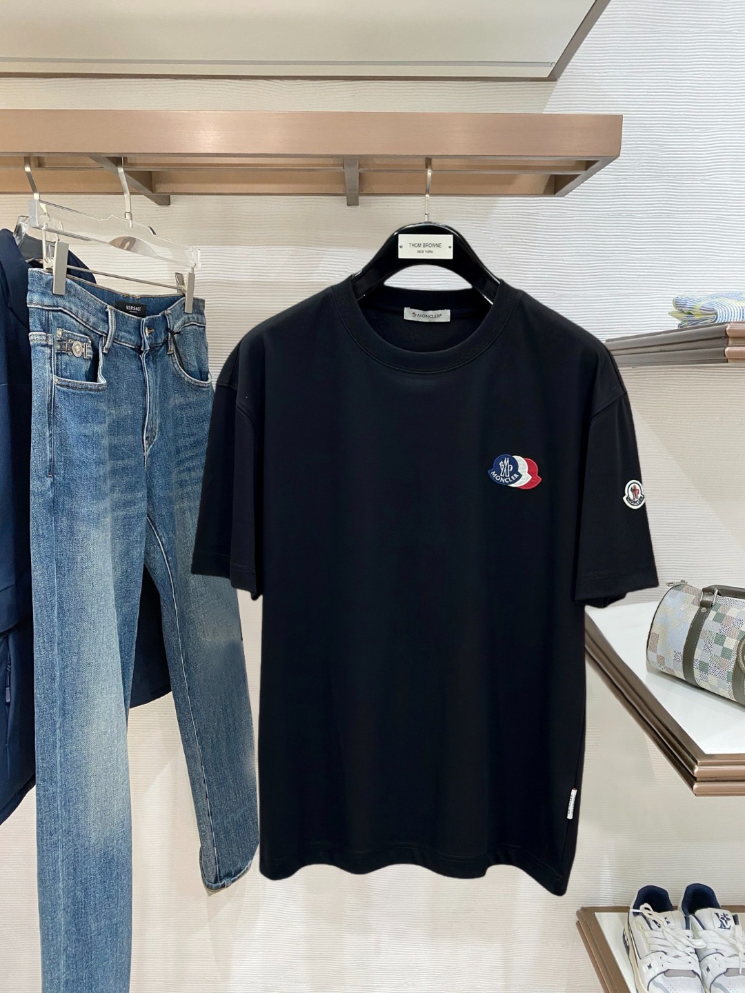 NO:845579,Wide version and oversized Moncler 2026 spring and summer new men's round neck short-sleeved T-shirt, embroidered letter logo on the chest + genuine wool armband, high-end ready-to-wear European product series, a single product with great sense of design, top-notch foreign merchants supply cotton fabric, extremely comfortable and breathable, and positive skin-friendly, subverting the comfort brought by traditional fabrics  Comfortable experience, exquisite craftsmanship and accessories. The brand pattern on the chest is uniquely designed and has a strong style. The original tailoring at the counter, with meticulous details to better highlight its quality, is a must-have for street fashionistas. Sizes M-3XL, can be worn up to 210 pounds, Moncler, T-shirt, tees, t-shirt,19860909阔版偏大Moncler蒙口2026年春夏新款男士圆领短袖T恤,前胸工艺刺绣字母logo+正版羊毛袖章,高端成衣欧货系列,极具设计感的一款单品,顶级外商客供全棉面料,上手极微舒适透气,亲肤性积极,颠覆传统面料所带来的舒适体验,工艺辅料考究.胸前品牌图案以独特设计,风格性极强.专柜原版剪裁,一丝不苟细节处理更佳彰显其品质,街头时尚达人必入.尺码M-3XL,最大可穿到210斤,,Moncler,T-shirt,tees，t-shirt,,Men's clothing