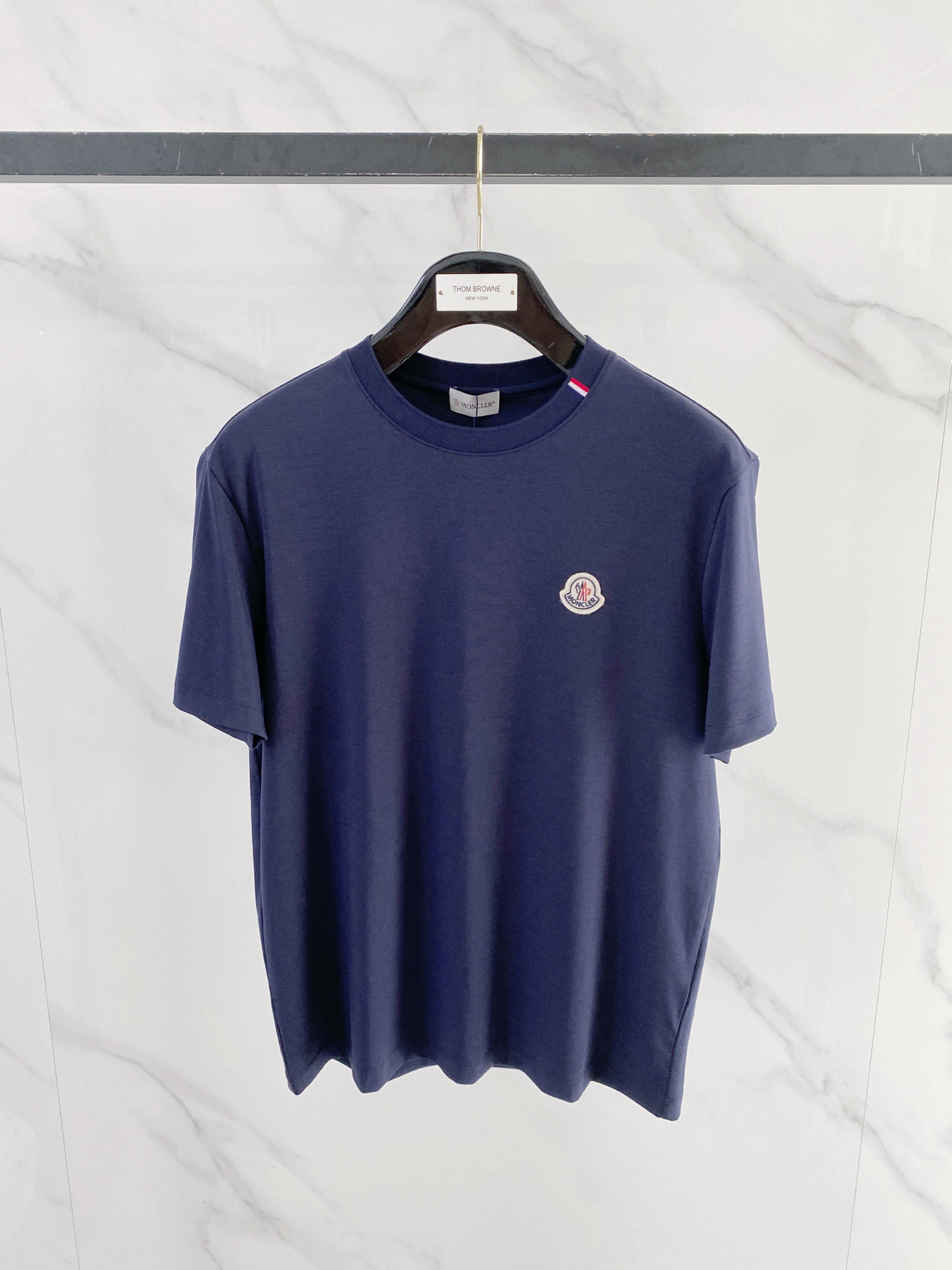 NO:843057,Moncler covers the mouth, 26ss spring and summer new embroidered logo short-sleeved T-shirt!  It is made of Modal double-sided cotton fabric and has been treated with complex and advanced liquid ammonia mercerization. The fabric has a mousse-like skin-friendly and delicate touch, and has the characteristics of being stiff and not easy to wrinkle, durable to wear and wash, and not easy to deform. It is a very high-end and advanced T-shirt fabric. A must-have for spring and summer!  Size M-XXXL,,Moncler,T-shirt,tees,t-shirt,19860909Moncler蒙口、26ss春夏新款刺绣logo短袖T恤！选用莫代尔双面棉面料,并经过复杂先进的液氨丝光整理.让面料拥有慕斯般的亲肤细腻触感,并且具有挺括不易皱, 耐穿洗,不易变形等特性. 是一款非常高端先进的T恤面料.春夏季搭配的必备款！ 尺码M-XXXL,,Moncler,T-shirt,tees，t-shirt,,Men's clothing