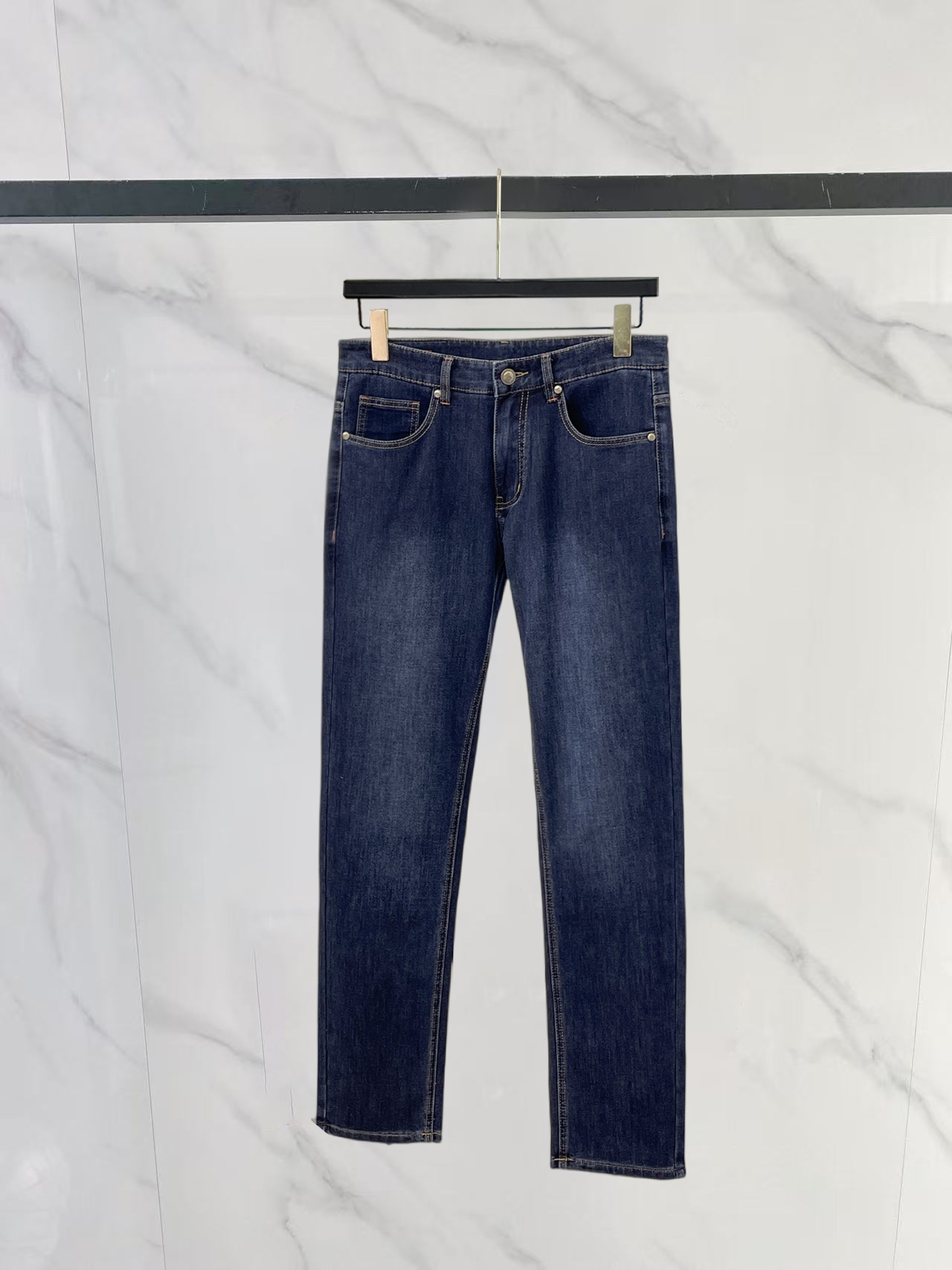 NO:875774,Hermès' new spring and summer denim products provide customers with high-grade imported denim original color fabrics and a heavy-duty environmentally friendly plant enzyme washing process, which provides an excellent comfortable experience. There is no damage from any technical elements throughout the body, retaining the purest denim color!  The details throughout the body are perfect, exquisite and sophisticated. The latest leather label on the waist highlights the brand's characteristics. The hardware accessories, leather label and wiring all reflect the craftsmanship!  The silhouette is perfectly tailored and has an excellent butt lift and slimming effect. It can be easily matched with any top in the wardrobe. It has wide compatibility and is suitable for various daily wear. The upper body is full of style!  Size 30-40 Yes 35 No 37.39,,hermes,19860909爱马仕春夏新品牛仔 客供高级进口的丹宁原色面料,重磅环保植物酵素水洗工艺,提供了绝佳的舒适体验,通身无任何工艺元素破坏,保留了最纯粹的丹宁本色！通身细节完美如斯,精湛且考究,最新的腰部皮标彰显了品牌特质,五金配件、皮标、走线无不体现出匠心工艺！版型剪裁完美,提臀修身效果绝佳,可轻松横扫衣橱任何的上装搭配,兼容性广泛,满足于日常各种穿搭,上身型款十足！ 尺码30-40 有35 无37.39,,hermes,,Men's clothing
