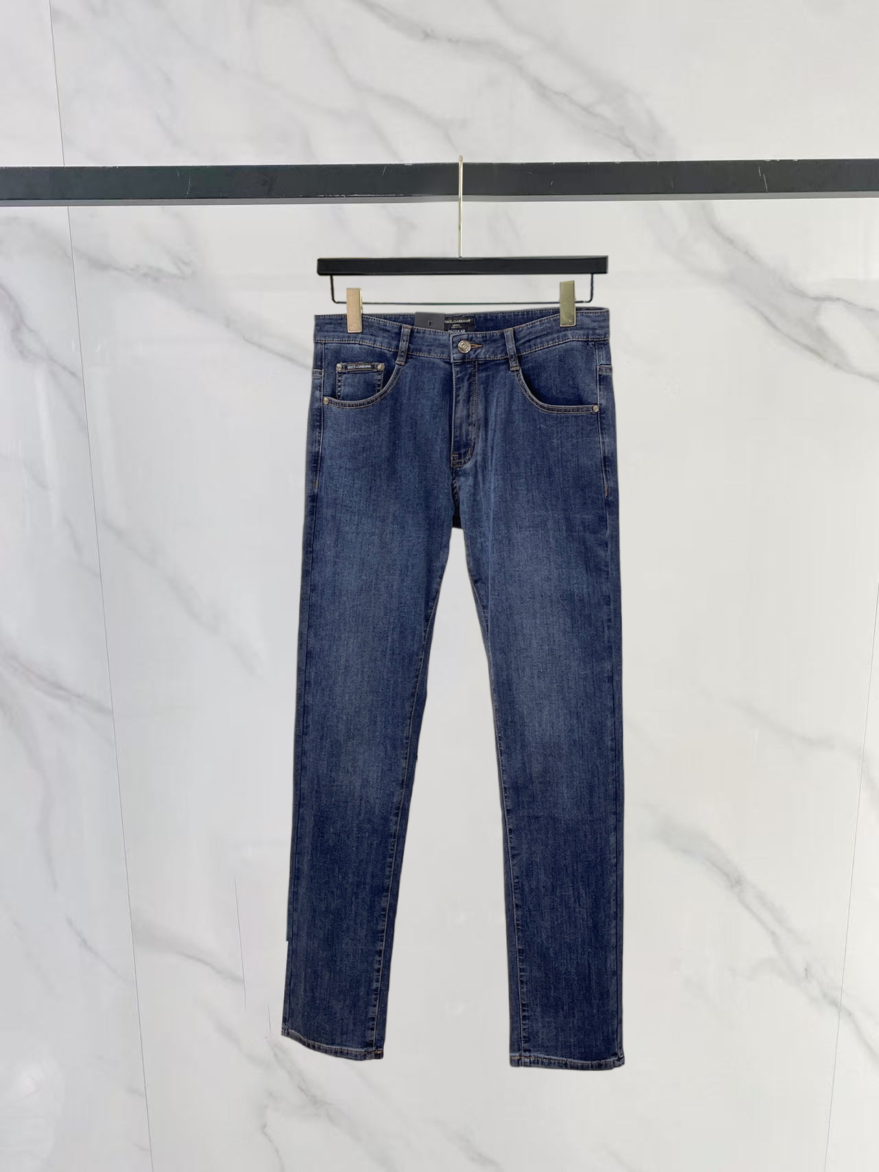 NO:875781,Dolce & Gabbana's new spring and summer denim products provide customers with high-grade imported denim original color fabrics and a heavy-duty environmentally friendly plant enzyme washing process, which provides an excellent comfortable experience. There is no damage from any technological elements throughout the body, retaining the purest denim color!  The details throughout the body are perfect, exquisite and sophisticated. The latest leather label on the waist highlights the brand's characteristics. The hardware accessories, leather label and wiring all reflect the craftsmanship!  The silhouette is perfectly tailored and has an excellent butt lift and slimming effect. It can be easily matched with any top in the wardrobe. It has wide compatibility and is suitable for various daily wear. The upper body is full of style!  Size 30-40 Yes 35 No 37.39,,Dolce&Gabbana,19860909杜嘉班纳春夏新品牛仔 客供高级进口的丹宁原色面料,重磅环保植物酵素水洗工艺,提供了绝佳的舒适体验,通身无任何工艺元素破坏,保留了最纯粹的丹宁本色！通身细节完美如斯,精湛且考究,最新的腰部皮标彰显了品牌特质,五金配件、皮标、走线无不体现出匠心工艺！版型剪裁完美,提臀修身效果绝佳,可轻松横扫衣橱任何的上装搭配,兼容性广泛,满足于日常各种穿搭,上身型款十足！ 尺码30-40 有35 无37.39,,Dolce&Gabbana,,Men's clothing