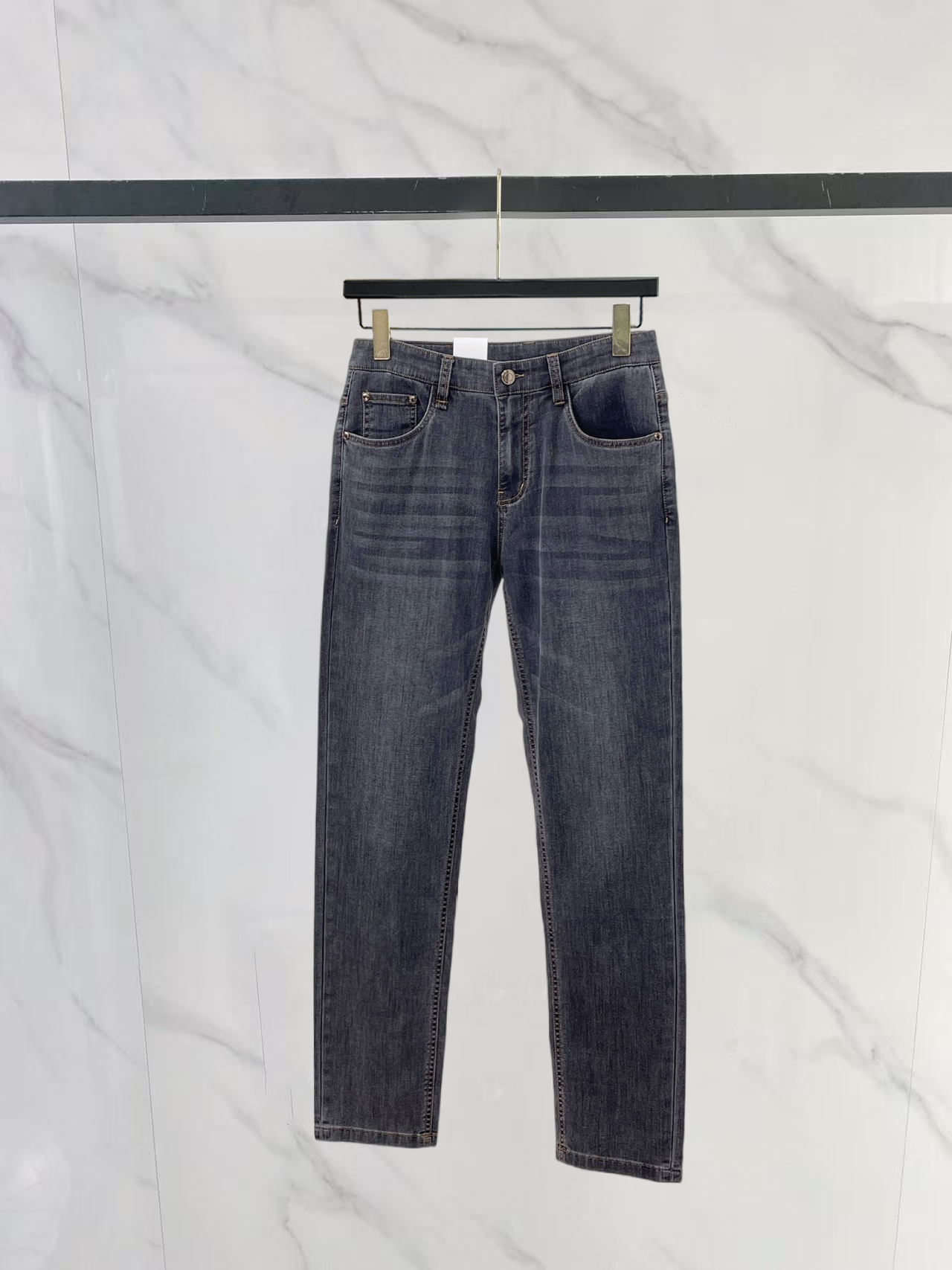 NO:875853,Loewe's new spring and summer denim products provide customers with high-grade imported denim original color fabrics and a heavy-duty environmentally friendly plant enzyme washing process, which provides an excellent comfortable experience. There is no damage from any technological elements throughout the body, retaining the purest denim color!  The details throughout the body are perfect, exquisite and sophisticated. The latest leather label on the waist highlights the brand's characteristics. The hardware accessories, leather label and wiring all reflect the craftsmanship!  The silhouette is perfectly tailored and has an excellent butt lift and slimming effect. It can be easily matched with any top in the wardrobe. It has wide compatibility and is suitable for various daily wear. The upper body is full of style!  Size 30-40 Yes 35 No 37.39,,loewe,19860909罗意威春夏新品牛仔 客供高级进口的丹宁原色面料,重磅环保植物酵素水洗工艺,提供了绝佳的舒适体验,通身无任何工艺元素破坏,保留了最纯粹的丹宁本色！通身细节完美如斯,精湛且考究,最新的腰部皮标彰显了品牌特质,五金配件、皮标、走线无不体现出匠心工艺！版型剪裁完美,提臀修身效果绝佳,可轻松横扫衣橱任何的上装搭配,兼容性广泛,满足于日常各种穿搭,上身型款十足！ 尺码30-40 有35 无37.39,,loewe,,Men's clothing