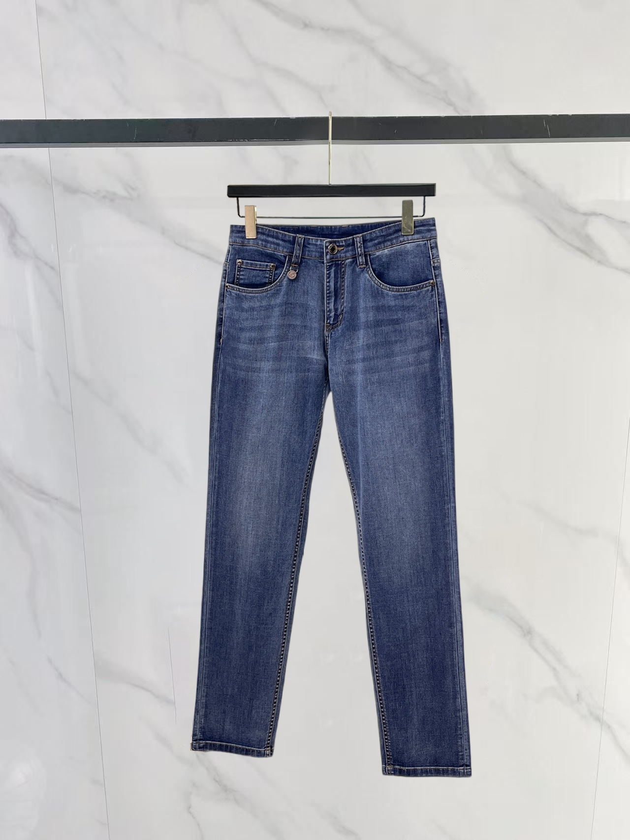 NO:875858,lp Nuoyoupanya's new spring and summer denim products provide customers with high-grade imported denim original color fabrics and a heavy-duty environmentally friendly plant enzyme washing process, which provides an excellent comfortable experience. There is no damage from any technological elements throughout the body, retaining the purest denim color!  The details throughout the body are perfect, exquisite and sophisticated. The latest leather label on the waist highlights the brand's characteristics. The hardware accessories, leather label and wiring all reflect the craftsmanship!  The silhouette is perfectly tailored and has an excellent butt lift and slimming effect. It can be easily matched with any top in the wardrobe. It has wide compatibility and is suitable for various daily wear. The upper body is full of style!  Size 30-40 Yes 35 No 37.39,,loro piana,19860909lp诺悠翩雅春夏新品牛仔 客供高级进口的丹宁原色面料,重磅环保植物酵素水洗工艺,提供了绝佳的舒适体验,通身无任何工艺元素破坏,保留了最纯粹的丹宁本色！通身细节完美如斯,精湛且考究,最新的腰部皮标彰显了品牌特质,五金配件、皮标、走线无不体现出匠心工艺！版型剪裁完美,提臀修身效果绝佳,可轻松横扫衣橱任何的上装搭配,兼容性广泛,满足于日常各种穿搭,上身型款十足！ 尺码30-40 有35 无37.39,,loro piana,,Men's clothing