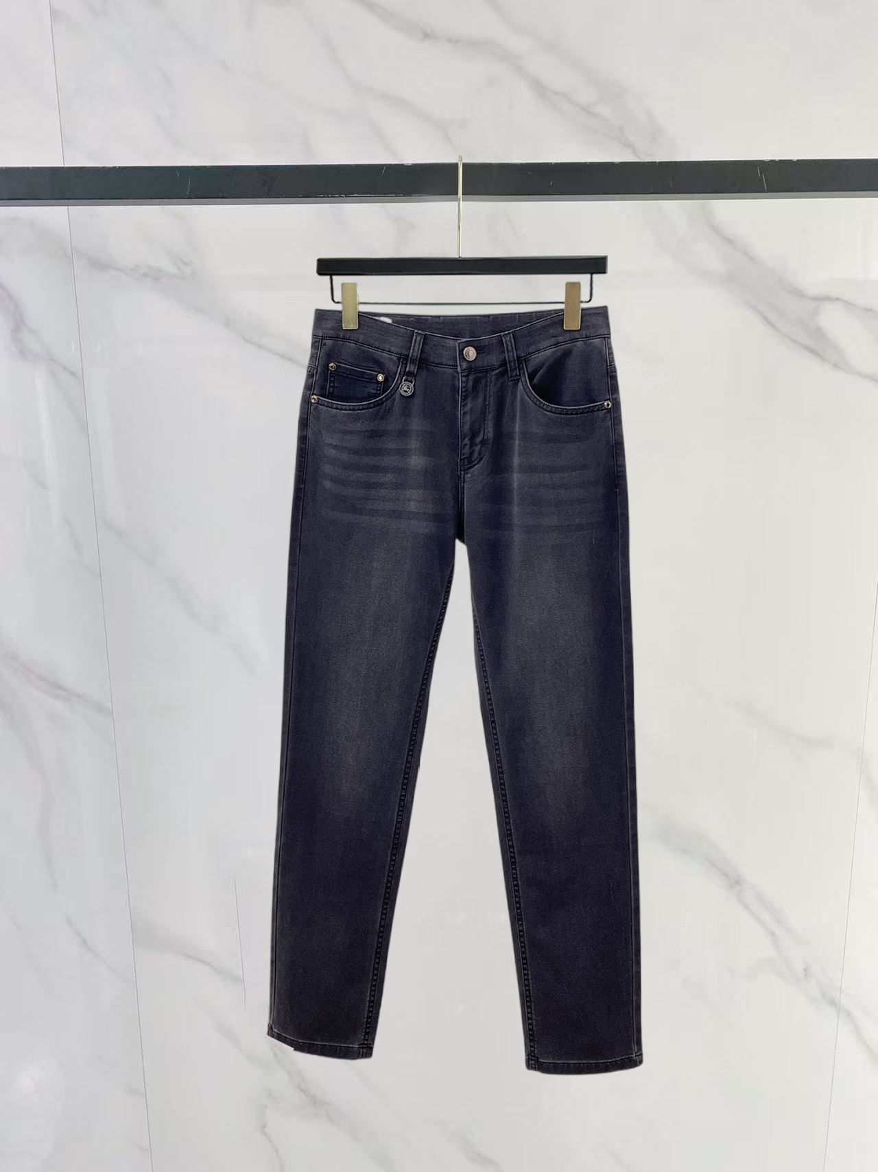 NO:875861,Burberry's new spring and summer denim products provide customers with high-grade imported denim original color fabrics and a heavy-duty environmentally friendly plant enzyme washing process, which provides an excellent comfortable experience. There is no damage from any technological elements throughout the body, retaining the purest denim color!  The details throughout the body are perfect, exquisite and sophisticated. The latest leather label on the waist highlights the brand's characteristics. The hardware accessories, leather label and wiring all reflect the craftsmanship!  The silhouette is perfectly tailored and has an excellent butt lift and slimming effect. It can be easily matched with any top in the wardrobe. It has wide compatibility and is suitable for various daily wear. The upper body is full of style!  Size 30-40 Yes 35 No 37.39,,burberry,19860909巴宝莉春夏新品牛仔 客供高级进口的丹宁原色面料,重磅环保植物酵素水洗工艺,提供了绝佳的舒适体验,通身无任何工艺元素破坏,保留了最纯粹的丹宁本色！通身细节完美如斯,精湛且考究,最新的腰部皮标彰显了品牌特质,五金配件、皮标、走线无不体现出匠心工艺！版型剪裁完美,提臀修身效果绝佳,可轻松横扫衣橱任何的上装搭配,兼容性广泛,满足于日常各种穿搭,上身型款十足！ 尺码30-40 有35 无37.39,,burberry,,Men's clothing