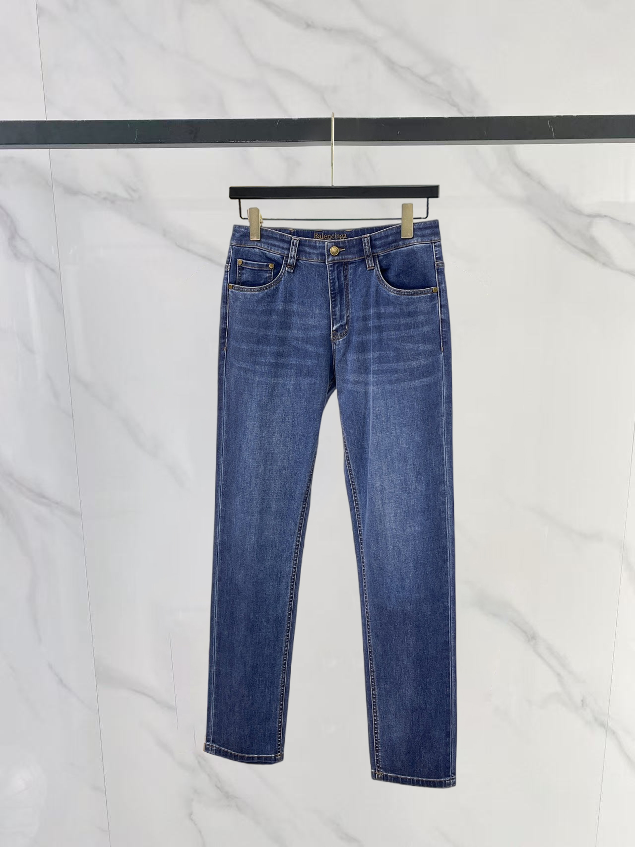 NO:875865,Balenciaga's new spring and summer denim products provide customers with high-grade imported denim original color fabrics and a heavy-duty environmentally friendly plant enzyme washing process, which provides an excellent comfortable experience. There is no damage from any technological elements throughout the body, retaining the purest denim color!  The details throughout the body are perfect, exquisite and sophisticated. The latest leather label on the waist highlights the brand's characteristics. The hardware accessories, leather label and wiring all reflect the craftsmanship!  The silhouette is perfectly tailored and has an excellent butt lift and slimming effect. It can be easily matched with any top in the wardrobe. It has wide compatibility and is suitable for various daily wear. The upper body is full of style!  Size 30-40 Yes 35 No 37.39,,balenciaga,19860909巴黎世家春夏新品牛仔 客供高级进口的丹宁原色面料,重磅环保植物酵素水洗工艺,提供了绝佳的舒适体验,通身无任何工艺元素破坏,保留了最纯粹的丹宁本色！通身细节完美如斯,精湛且考究,最新的腰部皮标彰显了品牌特质,五金配件、皮标、走线无不体现出匠心工艺！版型剪裁完美,提臀修身效果绝佳,可轻松横扫衣橱任何的上装搭配,兼容性广泛,满足于日常各种穿搭,上身型款十足！ 尺码30-40 有35 无37.39,,balenciaga,,Men's clothing
