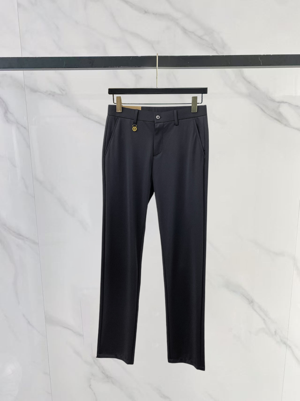 NO:875871,Burberry 26ss spring and summer light luxury fashion customized casual trousers, simple and capable style, exquisite and excellent quality men's clothing, each style can achieve a balance between design points and comfort, simple and elegant, versatile and capable,  The overall design this time feels very clean. Basically, there are not too many tedious and exaggerated designs. The design focuses on minimalist style. In terms of details, the brand’s own unique LOGO image is indeed embellished and blessed. The hardware buttons are all exclusively customized high-quality metal buckles. The unique style shows the extraordinary style and light luxury aura. It is evenly distributed on the waist placket. The strong charm of a mature man is perfectly reflected in it!  The classic straight cut is easy to wear no matter what style you want to wear it. The crisp silhouette and classic colors have both business elegance and casual fashion elegance. Needless to say, get one now, it will definitely make you feel that it is worth your money!  !  Size 30-40 Yes 35 No 37.39,,burberry,burberry,19860909Burberry巴宝莉26ss春夏轻奢时尚定制休闲西裤,简洁干练的风格,精致卓越的品质男装,每款的设计点跟舒适度都能做到平衡,简洁大方,百搭又干练, 设计上这次整体感觉还是很干净的,基本上没有太多繁琐浮夸的设计主打极简风格,在细节方面确实做了品牌自家独特的LOGO形象点缀加持,五金纽扣全部都是做了独家定制的高品质金属扣,独特风格彰显不凡的格调与轻奢的气场,均匀的分布在腰间门襟,那种浓浓的成熟男人的魅力就在这其中完美体现出来！经典的直筒版型裁剪,无论你想作为何种风格的穿搭都会得心应手,挺括的版型外加经典的颜色,既有商务的儒雅气质,也有休闲时装的优雅感,真的无需多言,赶紧入手一件吧,绝对会让你感到物超所值！！ 尺码30-40有35无37.39,,burberry,burberry,,Men's clothing