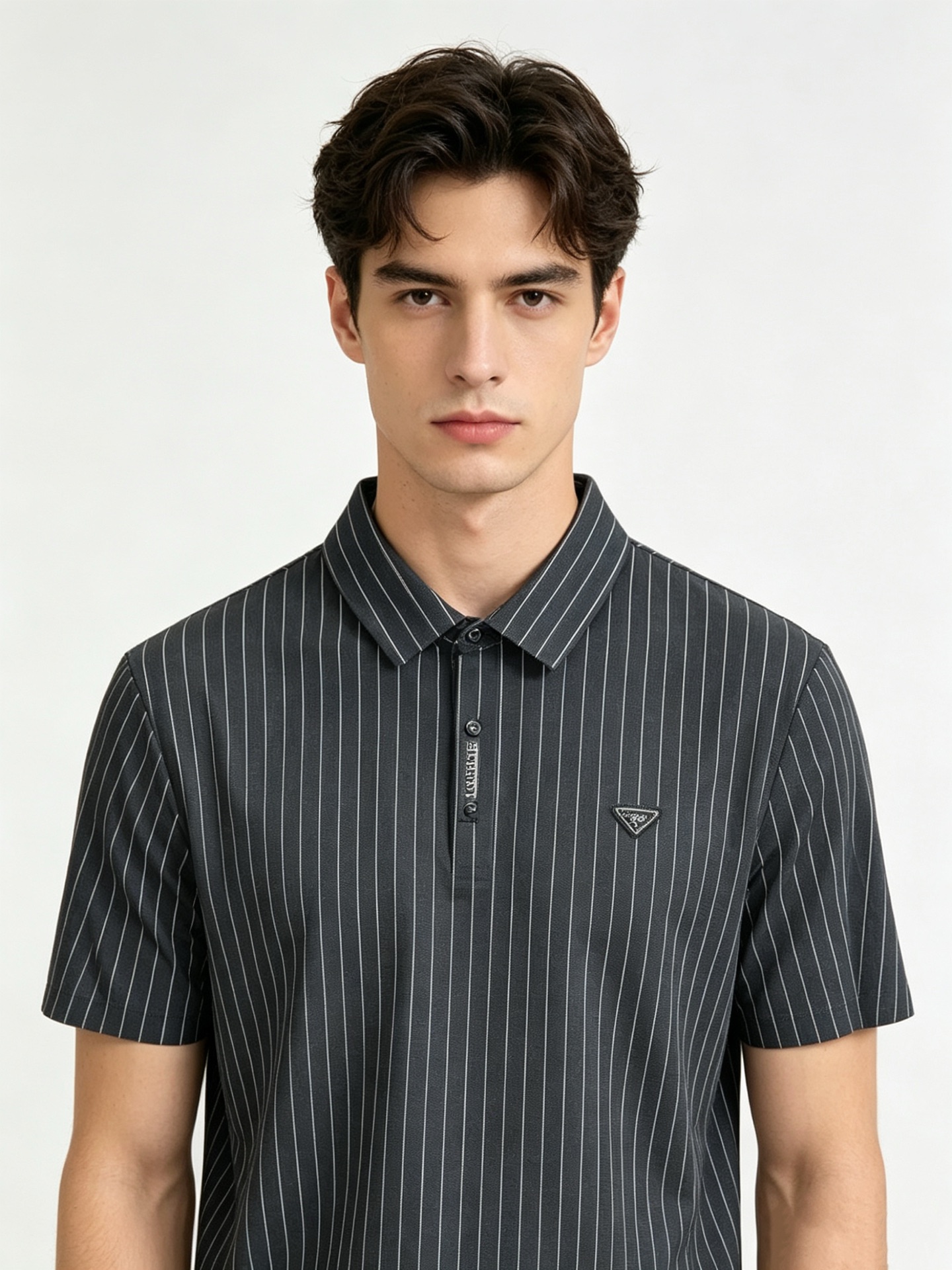 NO:845632,prada Prada 2026ss summer new letter logo men's lapel Polo shirt!  Classic business men's style, the ceiling-level business men's style of high-end men's clothing!  Simple and fashionable yet elegant, it looks great when worn alone, and quality control/details control can be taken away with your eyes closed. It is low-key, luxurious and connotative!  Custom-woven ice silk traceless fabric provided by customers has excellent breathability and heat dissipation and perspiration. The upper body comfort is completely better than ordinary single-sided jersey tissue!  The classic brand LOGO on the chest is made with top-notch craftsmanship. The LOGO is three-dimensional, clear and full, and has extraordinary texture. Whether it is worn as an inner layer or worn alone, it is a classic product!  The exquisite tailoring process, every detail is handled very standard and delicately, which cannot be compared with other low-end products on the market. It is a must-have basic and versatile Polo shirt for men!  Size M-4XL,,prada,prada,19860909prada普拉达2026ss夏季新款字母logo男士翻领Polo衫！经典商务男款,高端男装的天花板级别的商务男款！简约时尚大气不失优雅,单穿内搭体面过人,品质控/细节控的闭眼带走,低调又奢华有内涵！ 客供定织冰丝无痕面料,透气性和散热排汗性极佳,上身舒适程度完全优于普通单面汗布组织！胸前经典的品牌LOGO标识,采用顶级工艺打造,LOGO立体清晰饱满,质感非凡的特质,无论是内搭还是单穿都是一款经典领域的产品！精妙绝伦的裁剪工艺,每一个细节处理的非常标准细腻,非市面一般LOW货可以媲美的,男士必入基础百搭款Polo衫推荐！ 尺码M-4XL,,prada,prada,,Men's clothing