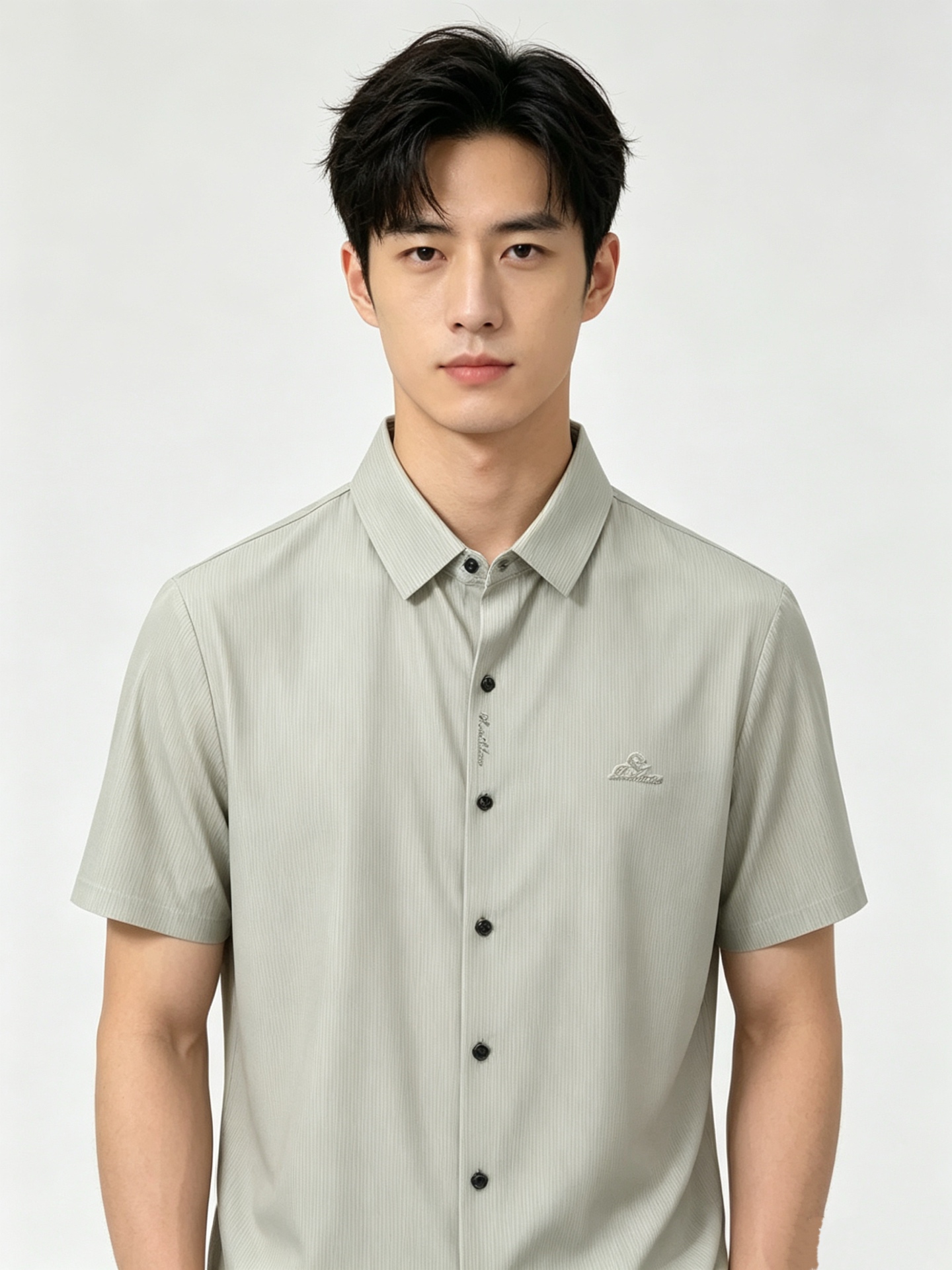 NO:845651,lpnuoyoupianya 2026ss summer new letter logo men's lapel polo shirt!  Classic business men's style, the ceiling-level business men's style of high-end men's clothing!  Simple and fashionable yet elegant, it looks great when worn alone, and quality control/details control can be taken away with your eyes closed. It is low-key, luxurious and connotative!  Custom-woven ice silk traceless fabric provided by customers has excellent breathability and heat dissipation and perspiration. The upper body comfort is completely better than ordinary single-sided jersey tissue!  The classic brand LOGO on the chest is made with top-notch craftsmanship. The LOGO is three-dimensional, clear and full, and has extraordinary texture. Whether it is worn as an inner layer or worn alone, it is a classic product!  The exquisite tailoring process, every detail is handled very standard and delicately, which cannot be compared with other low-end products on the market. It is a must-have basic and versatile Polo shirt for men!  Size M-4XL,,loro piana,19860909lp诺悠翩雅2026ss夏季新款字母logo男士翻领Polo衫！经典商务男款,高端男装的天花板级别的商务男款！简约时尚大气不失优雅,单穿内搭体面过人,品质控/细节控的闭眼带走,低调又奢华有内涵！ 客供定织冰丝无痕面料,透气性和散热排汗性极佳,上身舒适程度完全优于普通单面汗布组织！胸前经典的品牌LOGO标识,采用顶级工艺打造,LOGO立体清晰饱满,质感非凡的特质,无论是内搭还是单穿都是一款经典领域的产品！精妙绝伦的裁剪工艺,每一个细节处理的非常标准细腻,非市面一般LOW货可以媲美的,男士必入基础百搭款Polo衫推荐！ 尺码M-4XL,,loro piana,,Men's clothing