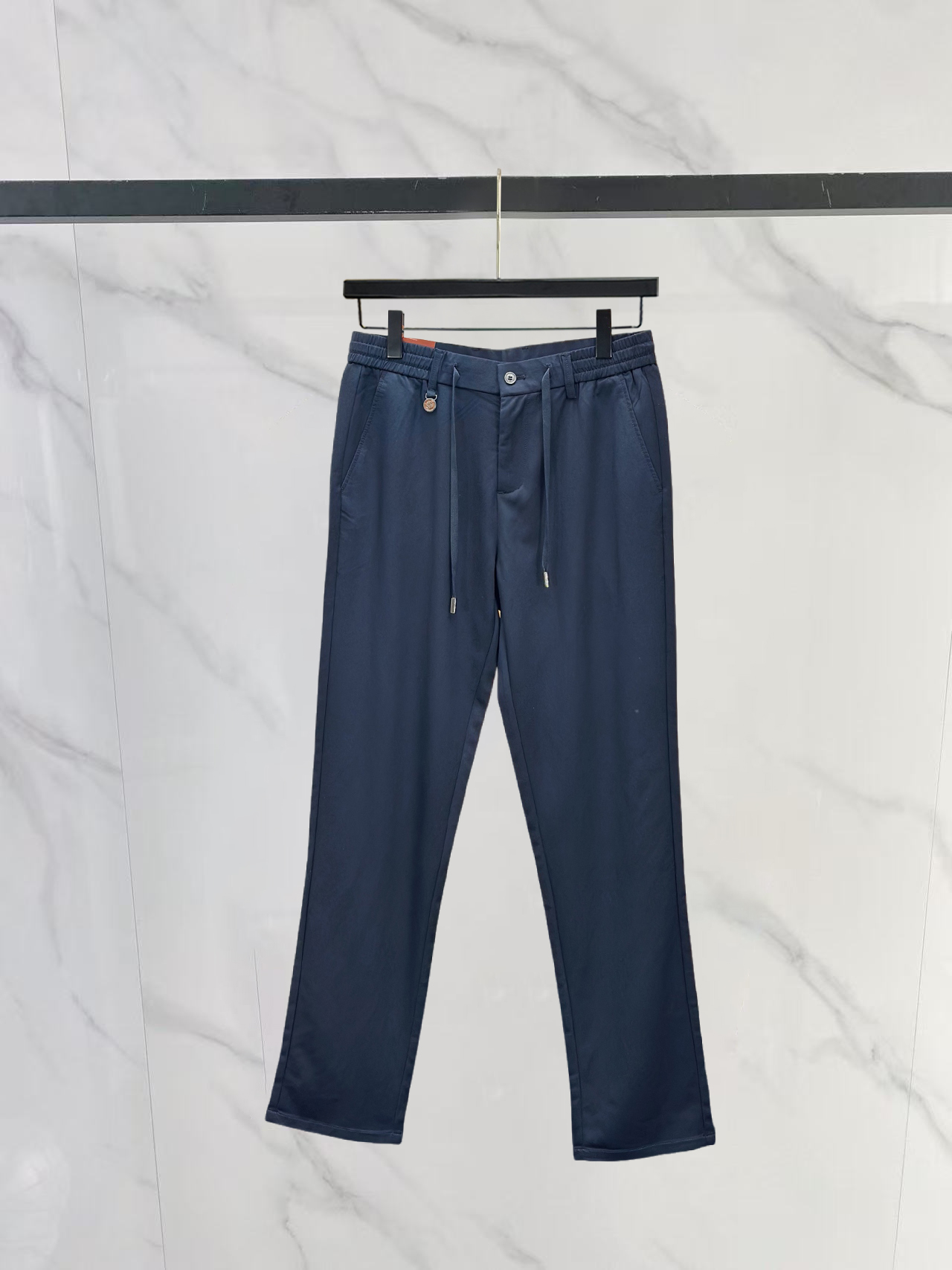 NO:875878,LP Nuoyoupanya 26ss spring and summer light luxury fashion customized casual trousers, simple and capable style, exquisite and excellent quality men's clothing, each style can achieve a balance between design points and comfort. This official website flagship item that has just been launched is also so simple and elegant, versatile and capable. Anyone who is familiar with his brand knows that the sense of quality is very good!  The overall design this time feels very clean. Basically, there are not too many tedious and exaggerated designs. The design focuses on minimalist style. In terms of details, the brand’s own unique LOGO image is indeed embellished and blessed. The hardware buttons are all exclusively customized high-quality metal buckles. The unique style shows the extraordinary style and light luxury aura. It is evenly distributed on the waist placket. The strong charm of a mature man is perfectly reflected in it!  The classic straight cut is easy to wear no matter what style you want to wear it. The crisp silhouette and classic colors have both business elegance and casual fashion elegance. Needless to say, get one now, it will definitely make you feel that it is worth your money!  !  Size 30-42, 35 or 37, loro piana,19860909LP诺悠翩雅26ss春夏轻奢时尚定制休闲西裤,简洁干练的风格,精致卓越的品质男装,每款的设计点跟舒适度都能做到平衡,刚刚上线的这款官网主打单品亦是如此简洁大方,百搭又干练,熟悉他家品牌的都知道,品质感这块都是拿捏的死死的！ 设计上这次整体感觉还是很干净的,基本上没有太多繁琐浮夸的设计主打极简风格,在细节方面确实做了品牌自家独特的LOGO形象点缀加持,五金纽扣全部都是做了独家定制的高品质金属扣,独特风格彰显不凡的格调与轻奢的气场,均匀的分布在腰间门襟,那种浓浓的成熟男人的魅力就在这其中完美体现出来！经典的直筒版型裁剪,无论你想作为何种风格的穿搭都会得心应手,挺括的版型外加经典的颜色,既有商务的儒雅气质,也有休闲时装的优雅感,真的无需多言,赶紧入手一件吧,绝对会让你感到物超所值！！ 尺码30-42有35无37,,loro piana,,Men's clothing