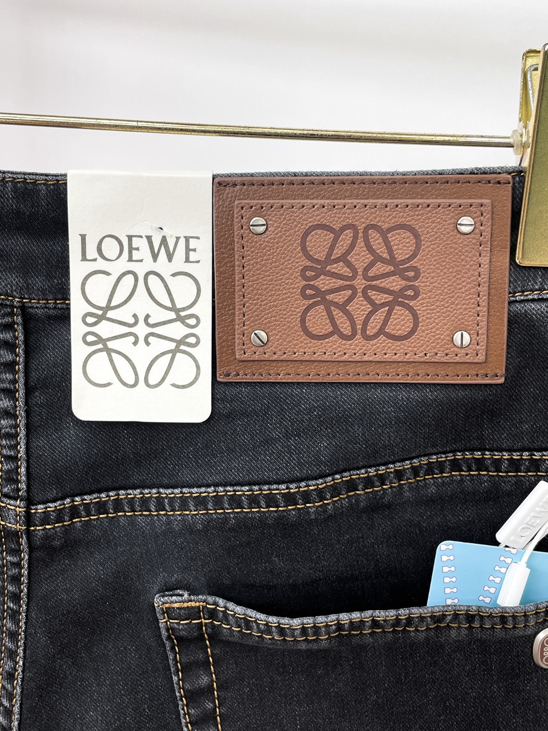 loewe罗意威春夏新品牛仔 客供高级进口的丹宁原色面料，重磅环保植物酵素水洗工艺，提供了绝佳的舒适体验