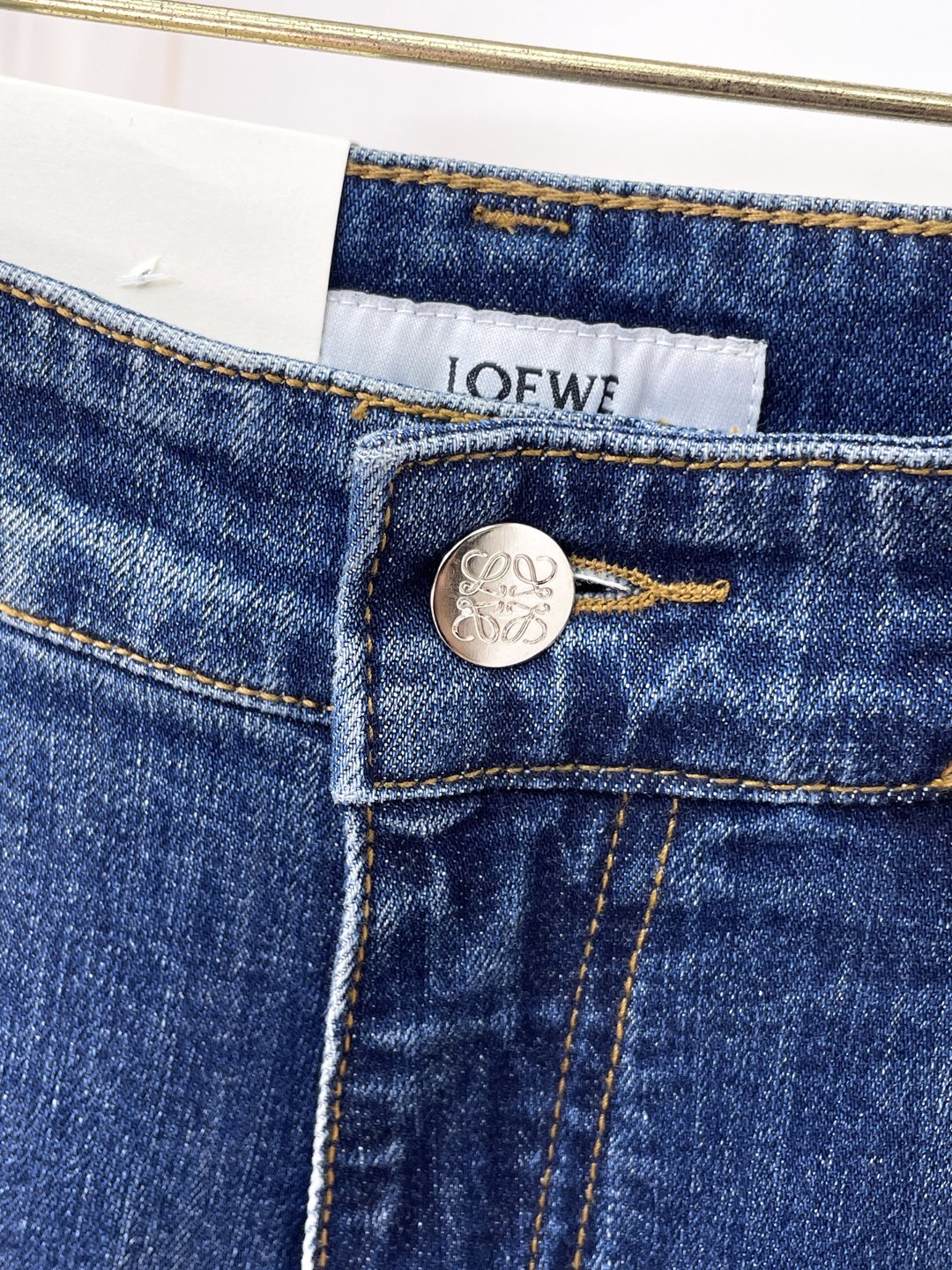 loewe罗意威春夏新品牛仔 客供高级进口的丹宁原色面料，重磅环保植物酵素水洗工艺，提供了绝佳的舒适体验