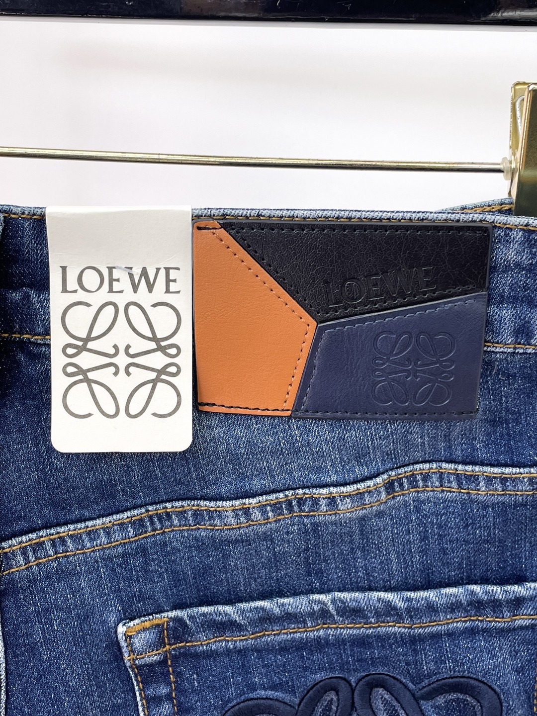 loewe罗意威春夏新品牛仔 客供高级进口的丹宁原色面料，重磅环保植物酵素水洗工艺，提供了绝佳的舒适体验