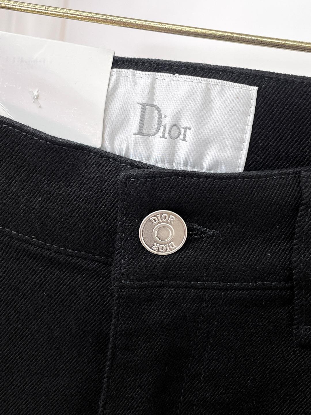 Dior迪奥春夏新品牛仔 客供高级进口的丹宁原色面料，重磅环保植物酵素水洗工艺，提供了绝佳的舒适体验，通