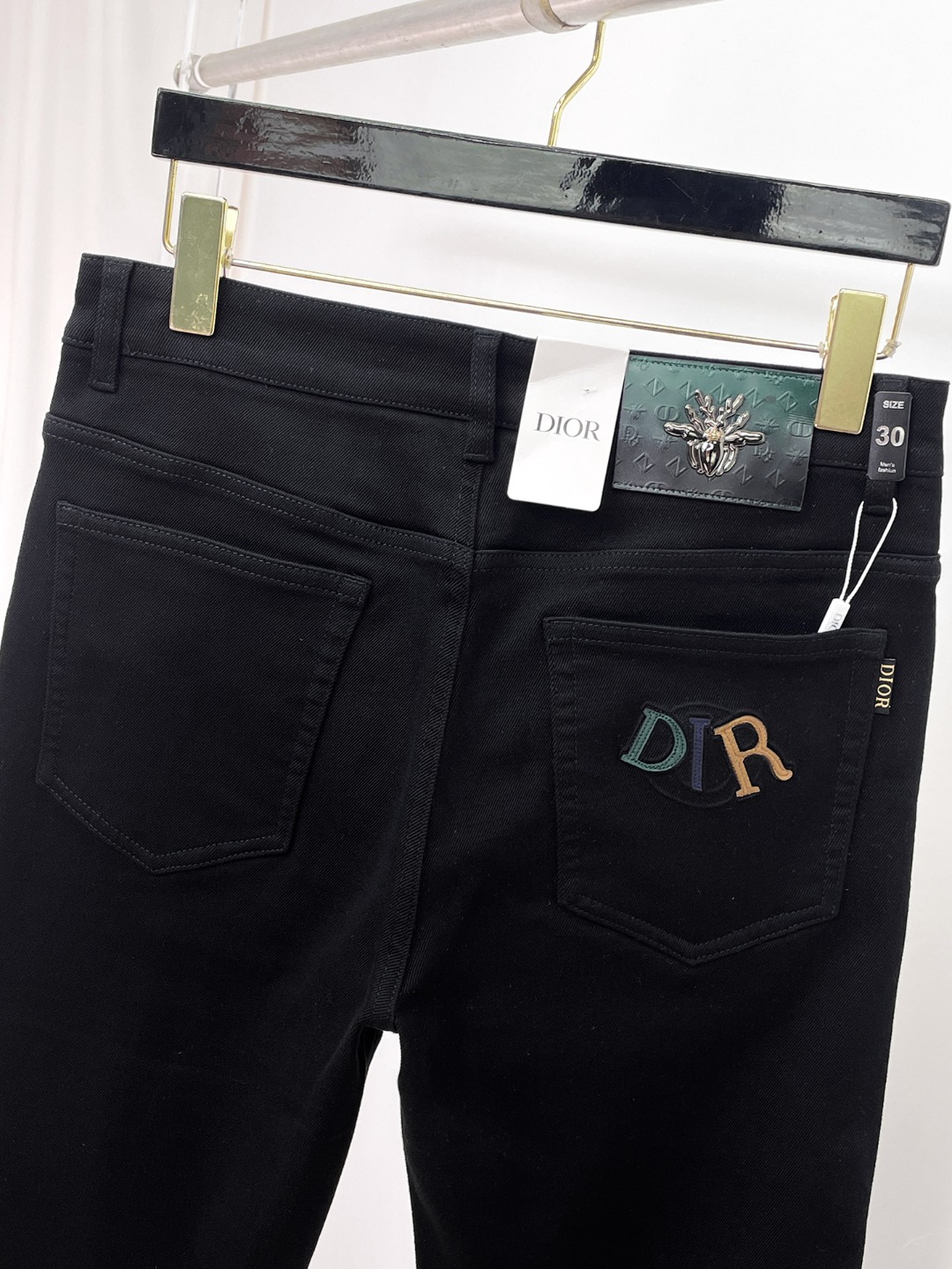 Dior迪奥春夏新品牛仔 客供高级进口的丹宁原色面料，重磅环保植物酵素水洗工艺，提供了绝佳的舒适体验，通