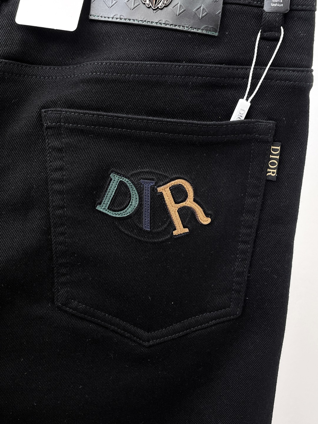 Dior迪奥春夏新品牛仔 客供高级进口的丹宁原色面料，重磅环保植物酵素水洗工艺，提供了绝佳的舒适体验，通