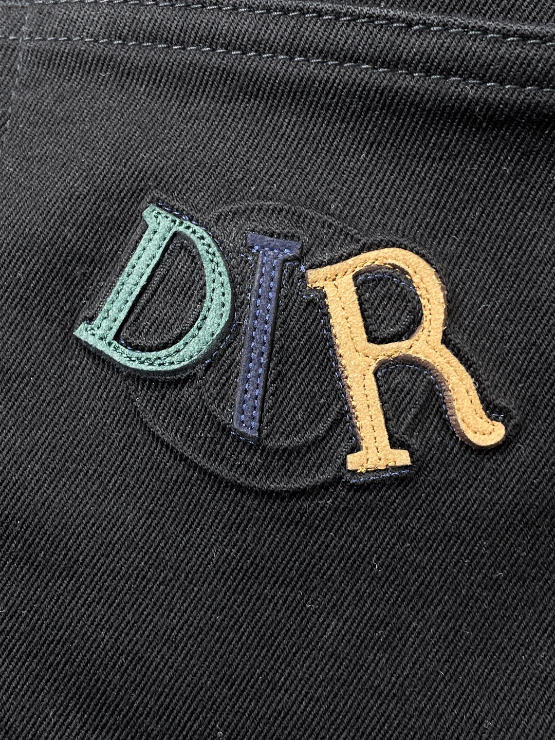 Dior迪奥春夏新品牛仔 客供高级进口的丹宁原色面料，重磅环保植物酵素水洗工艺，提供了绝佳的舒适体验，通