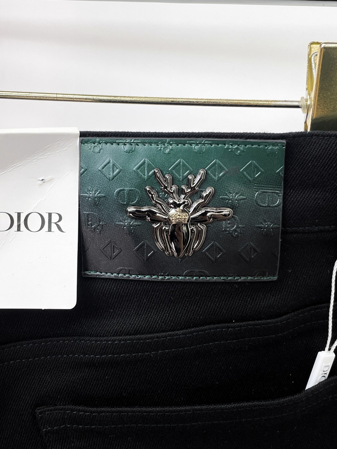 Dior迪奥春夏新品牛仔 客供高级进口的丹宁原色面料，重磅环保植物酵素水洗工艺，提供了绝佳的舒适体验，通