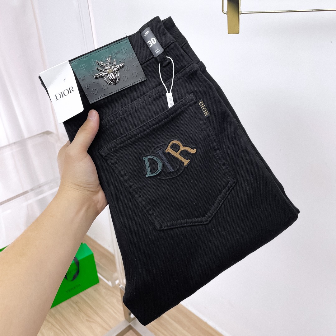 Dior迪奥春夏新品牛仔 客供高级进口的丹宁原色面料，重磅环保植物酵素水洗工艺，提供了绝佳的舒适体验，通