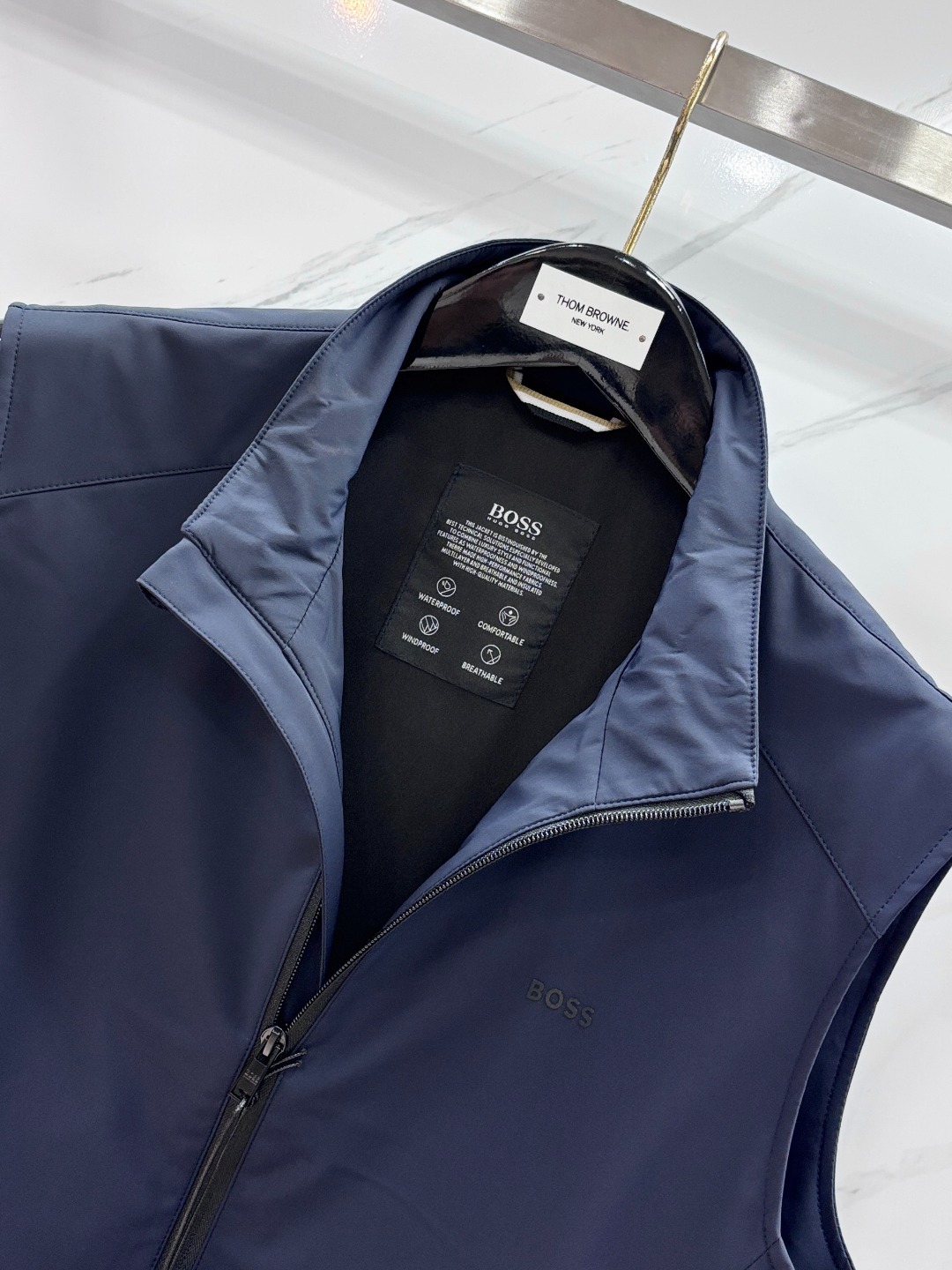 Boss、2026新品夹克马甲外套，时尚帅气，简约百搭款，胸前精致刺绣字母logo，定制原版面料，不仅挺括，保持潮流的廓