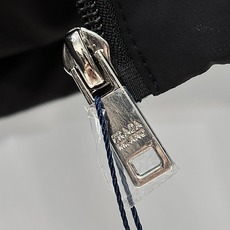 Prada普拉达2026 秋冬休闲夹克爆款外套 超前卫设计风格 细腻舒适 穿着非常轻便不易起皱。多重重工艺 整体的设计 Prada普拉达2026 秋冬休闲夹克爆款外套 超前卫设计风格 细腻舒适 穿着非常轻便不易起皱。多重重工艺 整体的设计