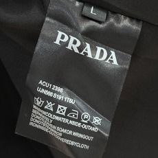 Prada普拉达2026 秋冬休闲夹克爆款外套 超前卫设计风格 细腻舒适 穿着非常轻便不易起皱。多重重工艺 整体的设计 Prada普拉达2026 秋冬休闲夹克爆款外套 超前卫设计风格 细腻舒适 穿着非常轻便不易起皱。多重重工艺 整体的设计