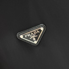 Prada普拉达2026 秋冬休闲夹克爆款外套 超前卫设计风格 细腻舒适 穿着非常轻便不易起皱。多重重工艺 整体的设计 Prada普拉达2026 秋冬休闲夹克爆款外套 超前卫设计风格 细腻舒适 穿着非常轻便不易起皱。多重重工艺 整体的设计