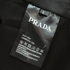 Prada普拉达2026 秋冬休闲夹克爆款外套 超前卫设计风格 细腻舒适 穿着非常轻便不易起皱。多重重工艺 整体的设计 Prada普拉达2026 秋冬休闲夹克爆款外套 超前卫设计风格 细腻舒适 穿着非常轻便不易起皱。多重重工艺 整体的设计