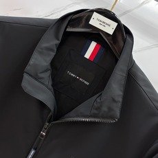 Tommy汤米2026 秋冬商务休闲夹克爆款外套 超前卫设计风格 细腻舒适 穿着非常轻便不易起皱。多重重工艺 整体的设 Tommy汤米2026 秋冬商务休闲夹克爆款外套 超前卫设计风格 细腻舒适 穿着非常轻便不易起皱。多重重工艺 整体的设