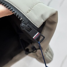 Tommy汤米2026 秋冬商务休闲夹克爆款外套 超前卫设计风格 细腻舒适 穿着非常轻便不易起皱。多重重工艺 整体的设 Tommy汤米2026 秋冬商务休闲夹克爆款外套 超前卫设计风格 细腻舒适 穿着非常轻便不易起皱。多重重工艺 整体的设