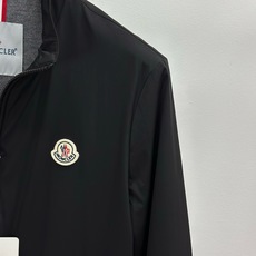 Moncler蒙口2026 秋冬休闲夹克爆款外套 超前卫设计风格 细腻舒适 穿着非常轻便不易起皱。多重重工艺 整体的设 Moncler蒙口2026 秋冬休闲夹克爆款外套 超前卫设计风格 细腻舒适 穿着非常轻便不易起皱。多重重工艺 整体的设